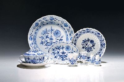 Image 37 Teile Meissen, Zwiebelmuster, 20.Jh., z.T. 2. Wahl: 6 Messerbänkchen; 3 runde ...