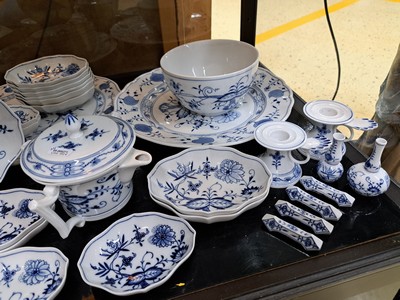 27072660a - 29 Teile Zwiebelmuster, Meissen, 2.H.20.Jh., z.T. 2. Wahl, 4 Messerbänkchen L.ca. ...