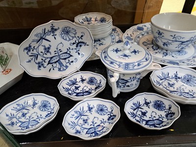 27072660b - 29 Teile Zwiebelmuster, Meissen, 2.H.20.Jh., z.T. 2. Wahl, 4 Messerbänkchen L.ca. ...