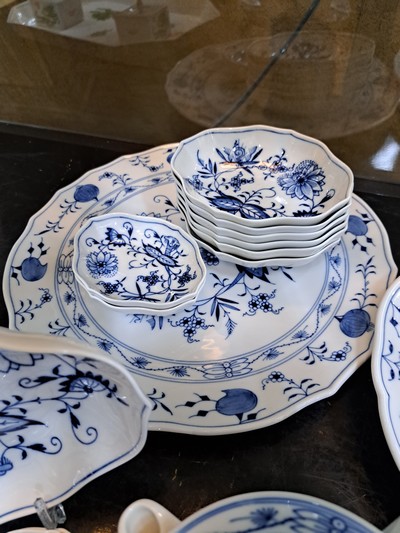 27072660c - 29 Teile Zwiebelmuster, Meissen, 2.H.20.Jh., z.T. 2. Wahl, 4 Messerbänkchen L.ca. ...