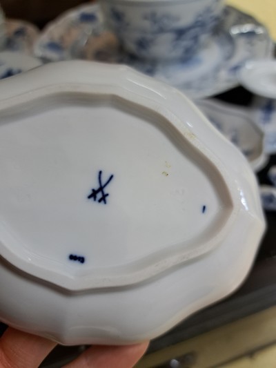 27072660d - 29 Teile Zwiebelmuster, Meissen, 2.H.20.Jh., z.T. 2. Wahl, 4 Messerbänkchen L.ca. ...