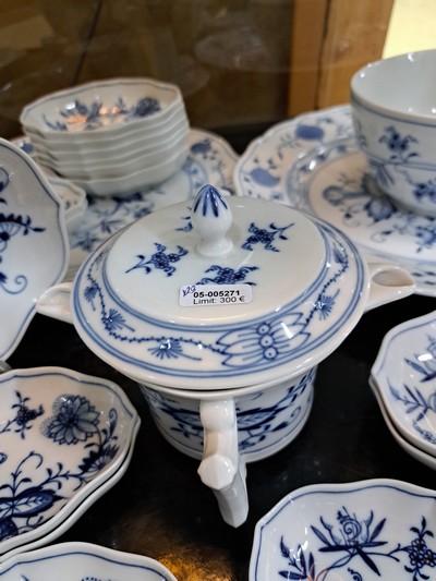 27072660f - 29 Teile Zwiebelmuster, Meissen, 2.H.20.Jh., z.T. 2. Wahl, 4 Messerbänkchen L.ca. ...