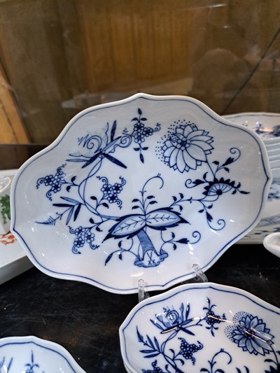 27072660g - 29 Teile Zwiebelmuster, Meissen, 2.H.20.Jh., z.T. 2. Wahl, 4 Messerbänkchen L.ca. ...