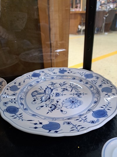 27072660h - 29 Teile Zwiebelmuster, Meissen, 2.H.20.Jh., z.T. 2. Wahl, 4 Messerbänkchen L.ca. ...