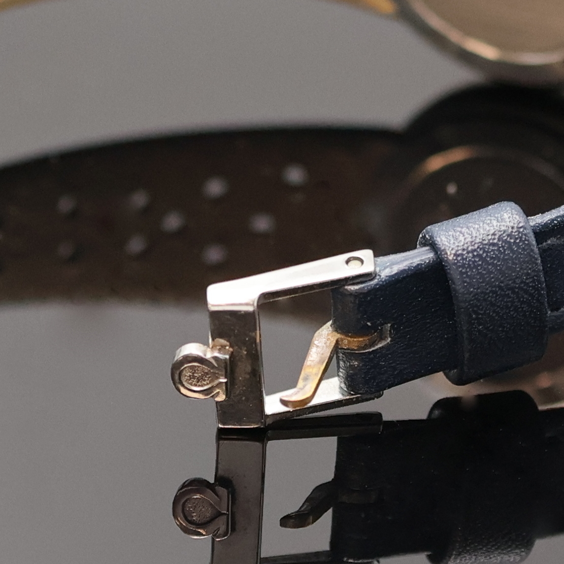 Detail b: OMEGA Damenarmbanduhr Geneve Dynamic, Automatik, Schweiz um 1970, Edelstahlgeh. inkl. orig. Lederband m. orig. Dornschl., Duoton-Zifferbl. altersbed. ...