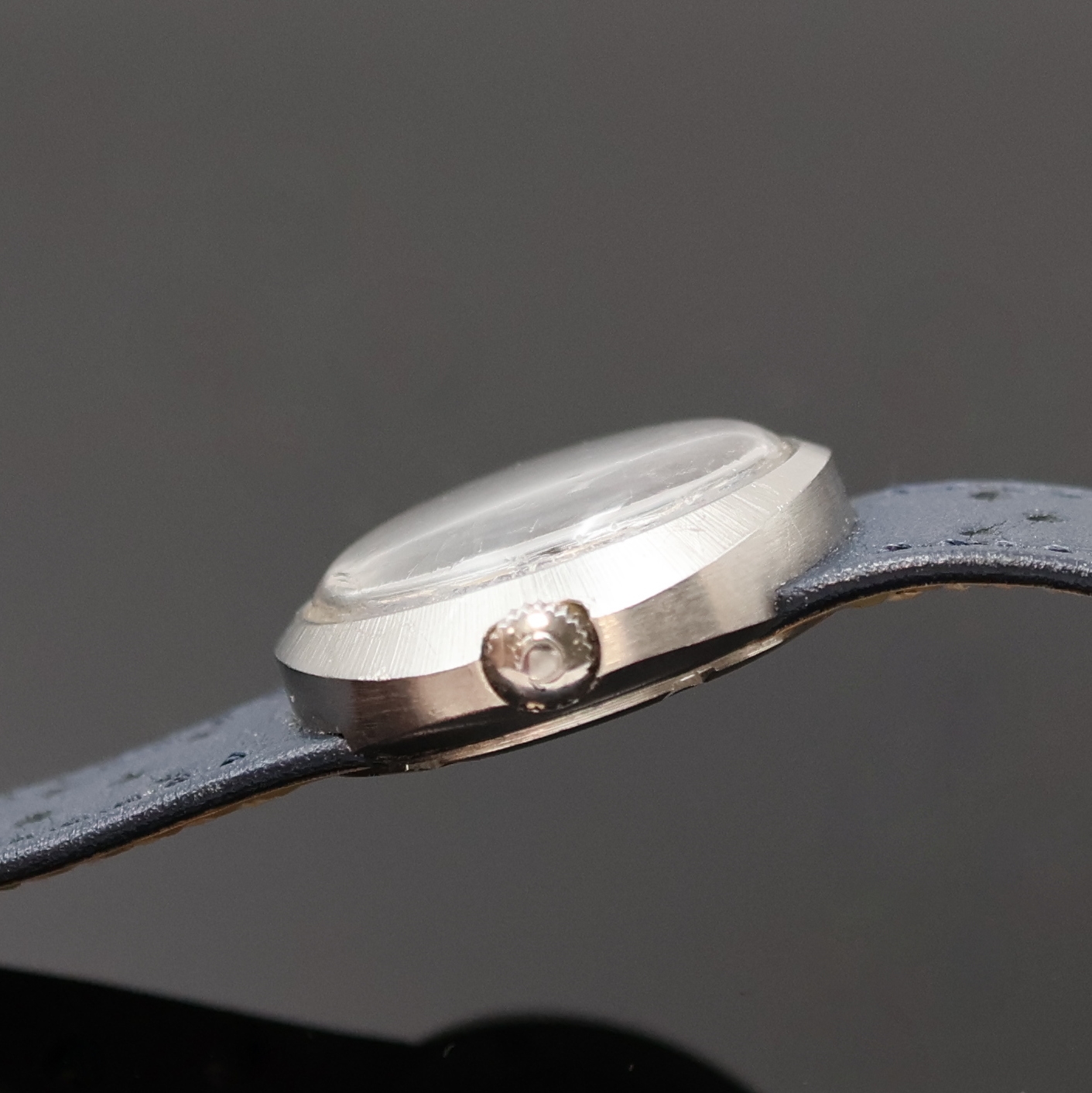 Detail c: OMEGA Damenarmbanduhr Geneve Dynamic, Automatik, Schweiz um 1970, Edelstahlgeh. inkl. orig. Lederband m. orig. Dornschl., Duoton-Zifferbl. altersbed. ...