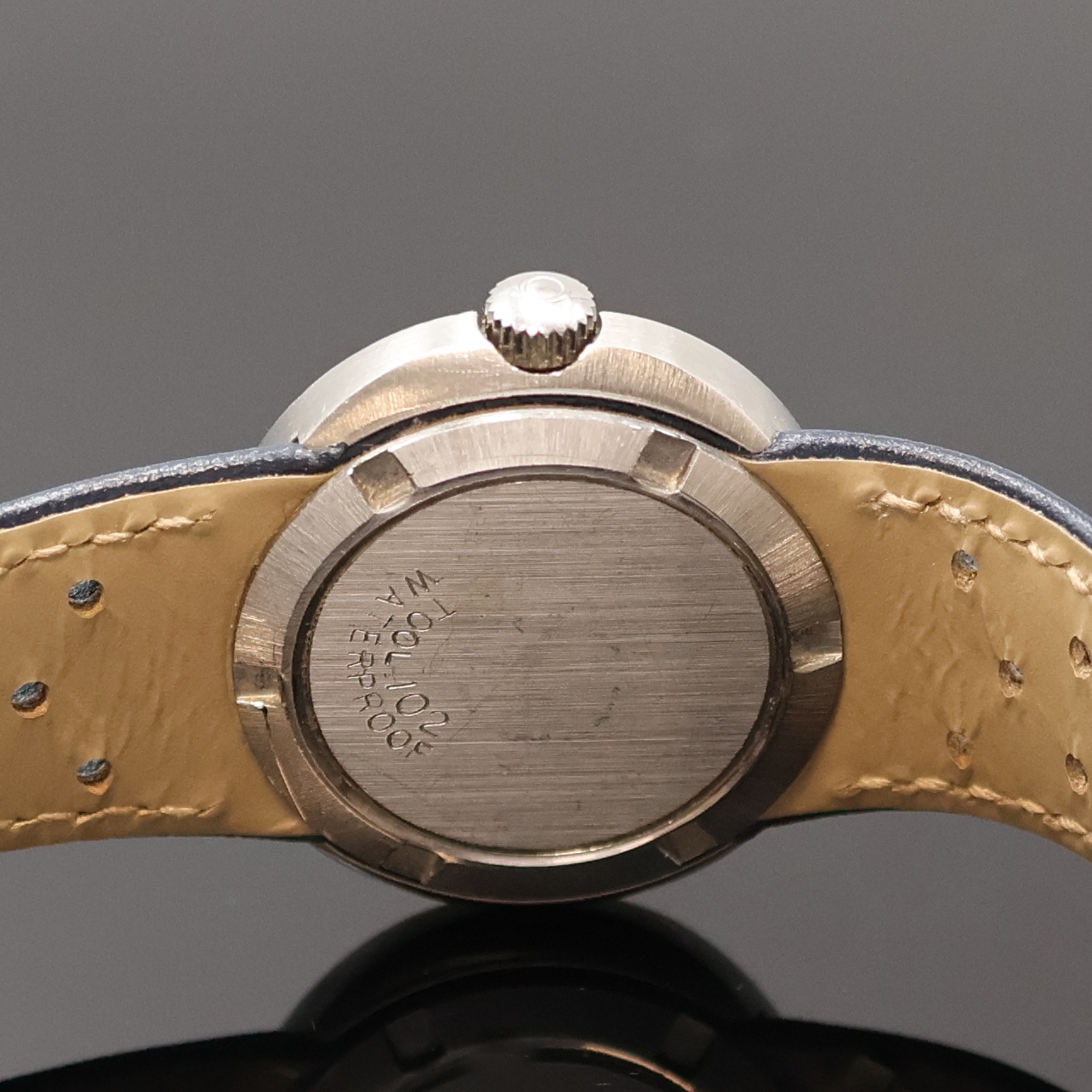 Detail d: OMEGA Damenarmbanduhr Geneve Dynamic, Automatik, Schweiz um 1970, Edelstahlgeh. inkl. orig. Lederband m. orig. Dornschl., Duoton-Zifferbl. altersbed. ...