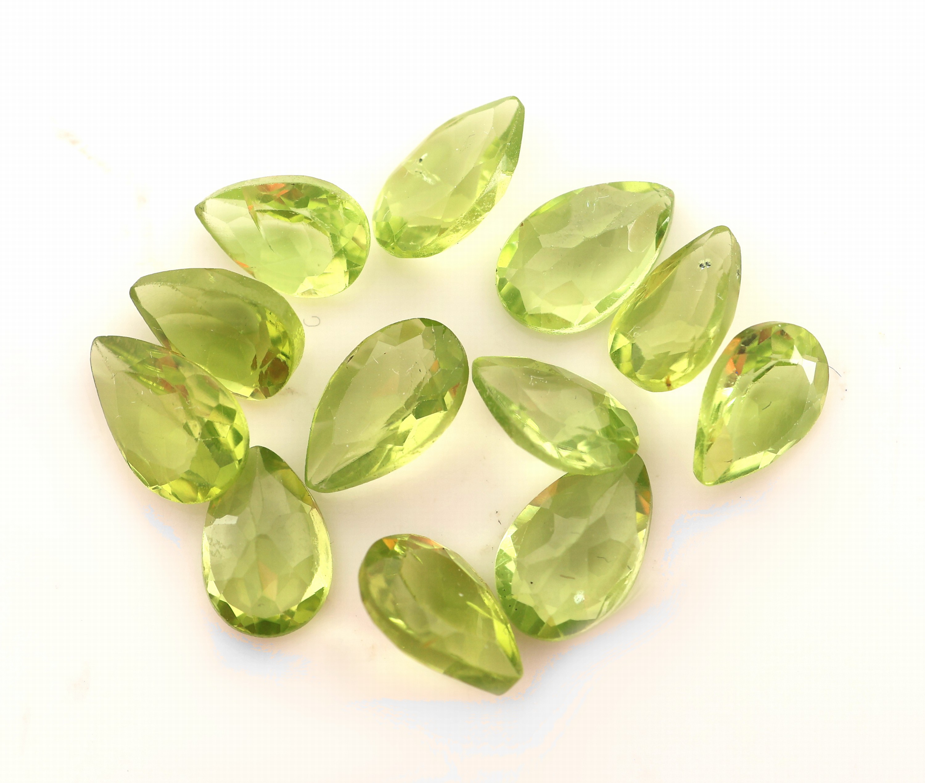 Image 27072772 - Lot 12 lose Peridots, zus. ca. 9.41 ct, facett. Tropfen, versch. Größen Schätzpreis: ...