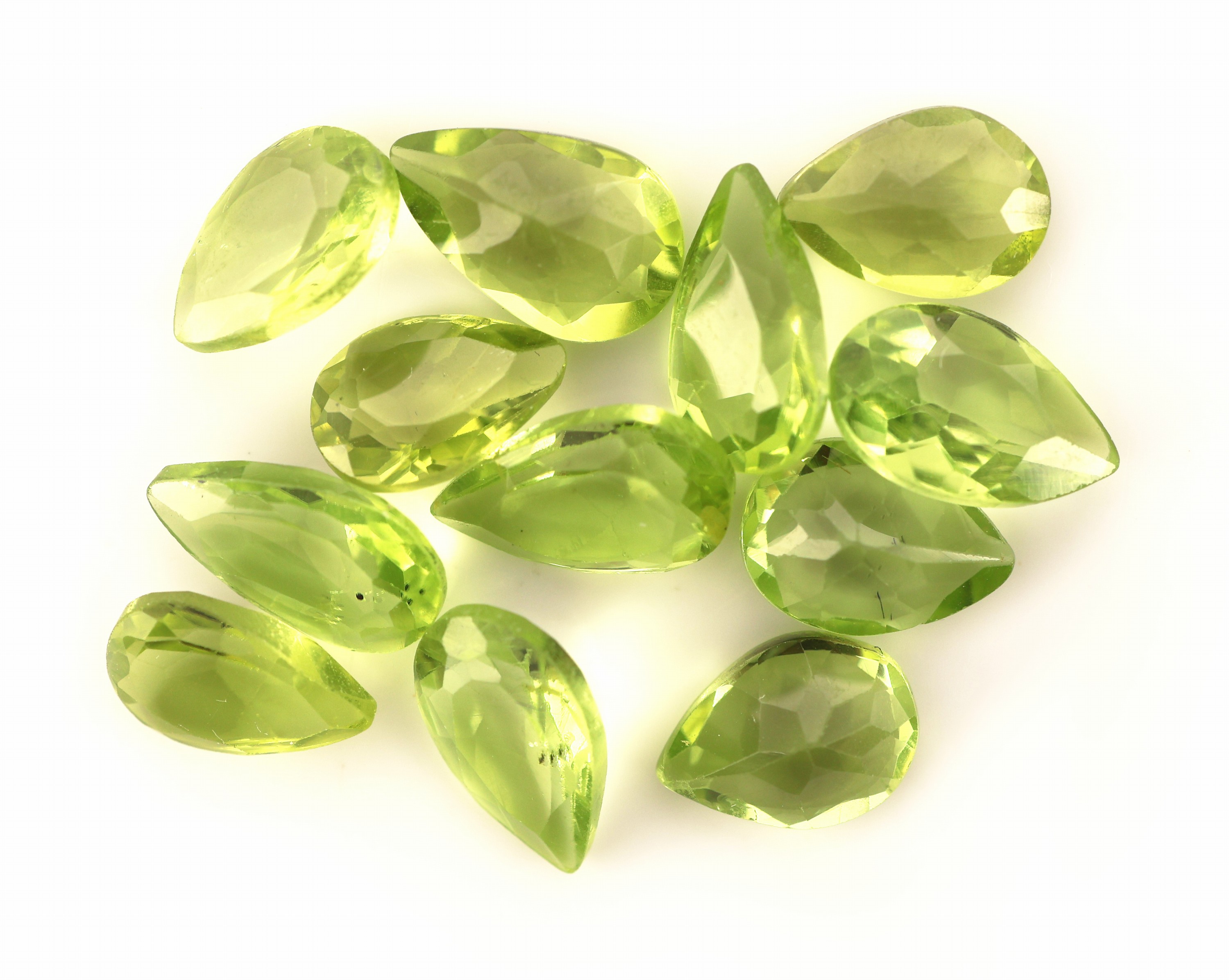 Image 27072773 - Lot 12 lose Peridots, zus. ca. 9.3 ct, facett.Tropfen, versch. Größen Schätzpreis: ...