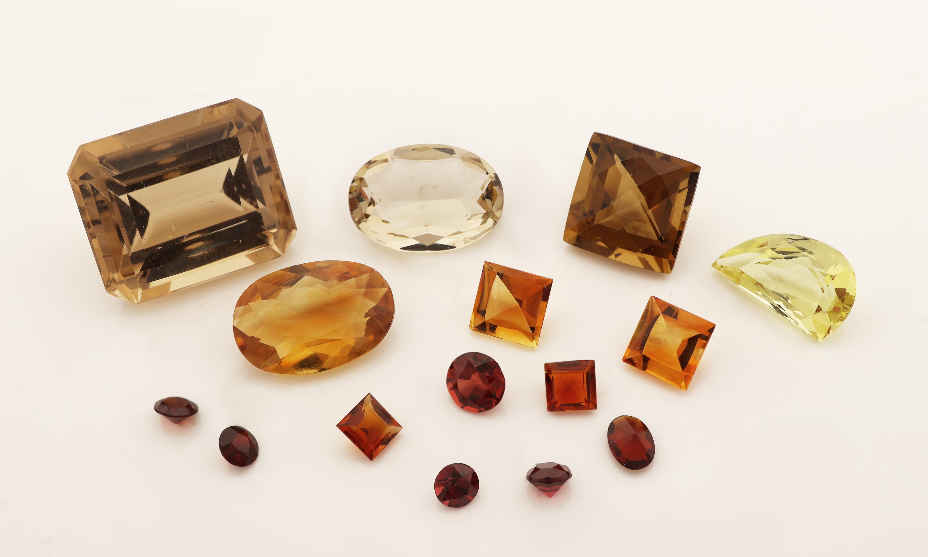 Image 27072774 - Lot 15 lose Citrine und Granate zus. ca. 37.69ct, versch. Schliffformen, Farben und ...