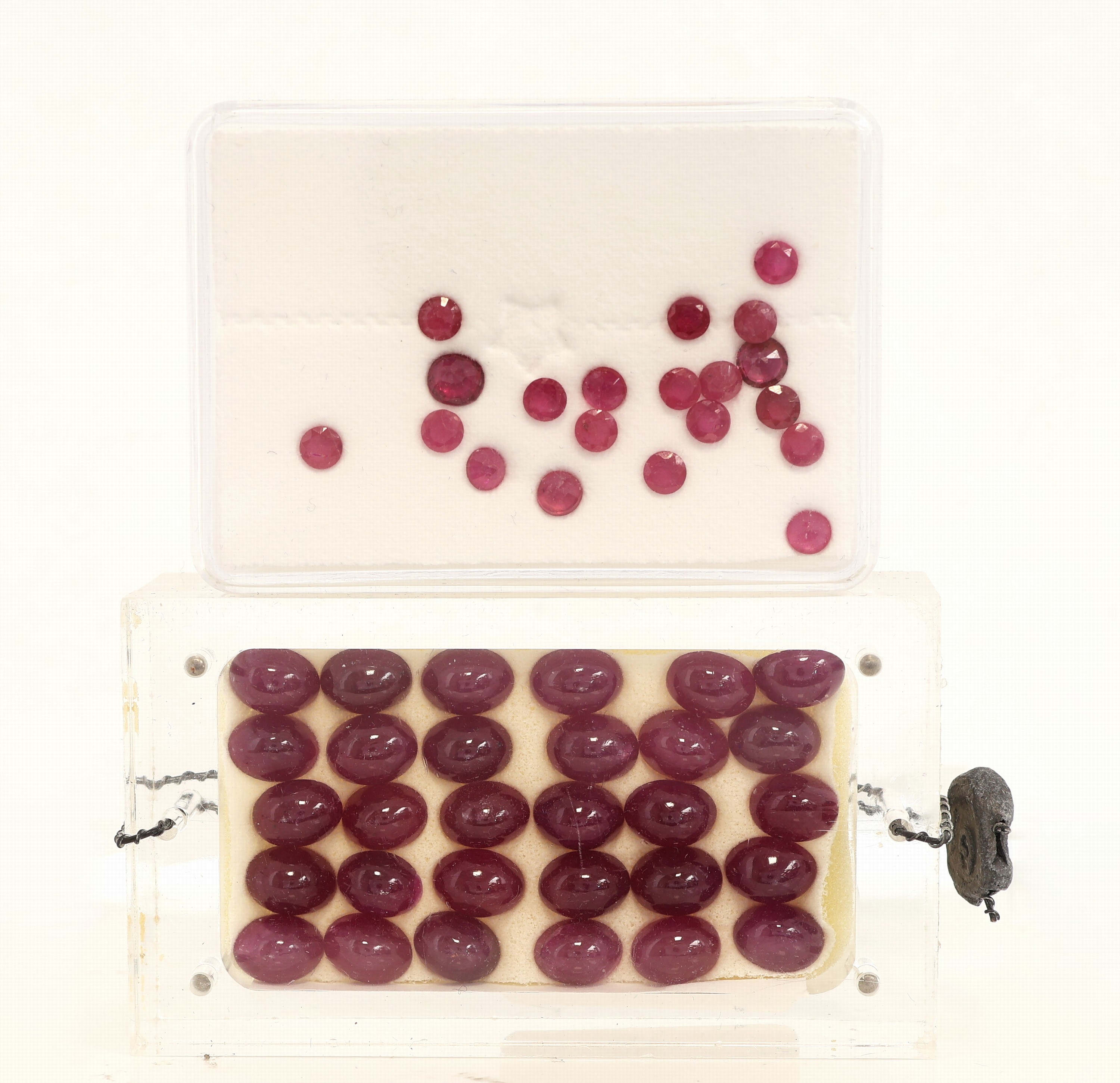 Image 27072784 - Lot 50 lose Rubine, zus. ca. 67.19 ct, in versch. Schliffformen, auch Cabochons, versch. ...