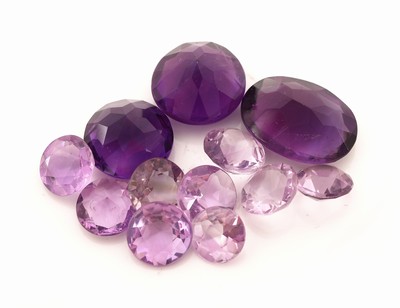 27072763a - Lot 12 lose facett. Amethyste zus. ca. 22.46 ct, in versch. Schliffformen und Größen ...