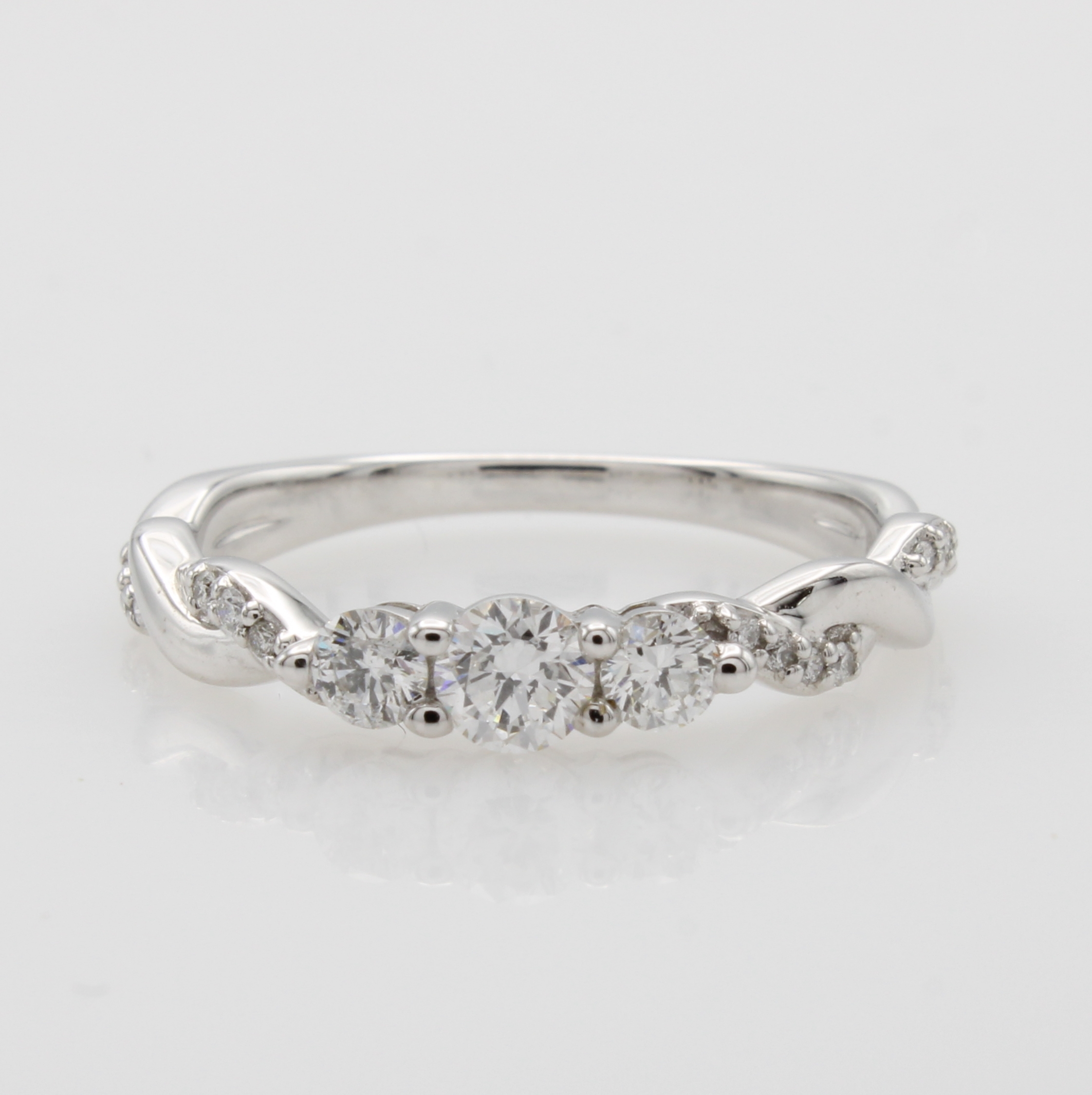 Image 27072811 - Ring mit Brillanten, WG 585/000, 3 Solitäre u. Besatzbrill. in gedrehter Ringschulter ...