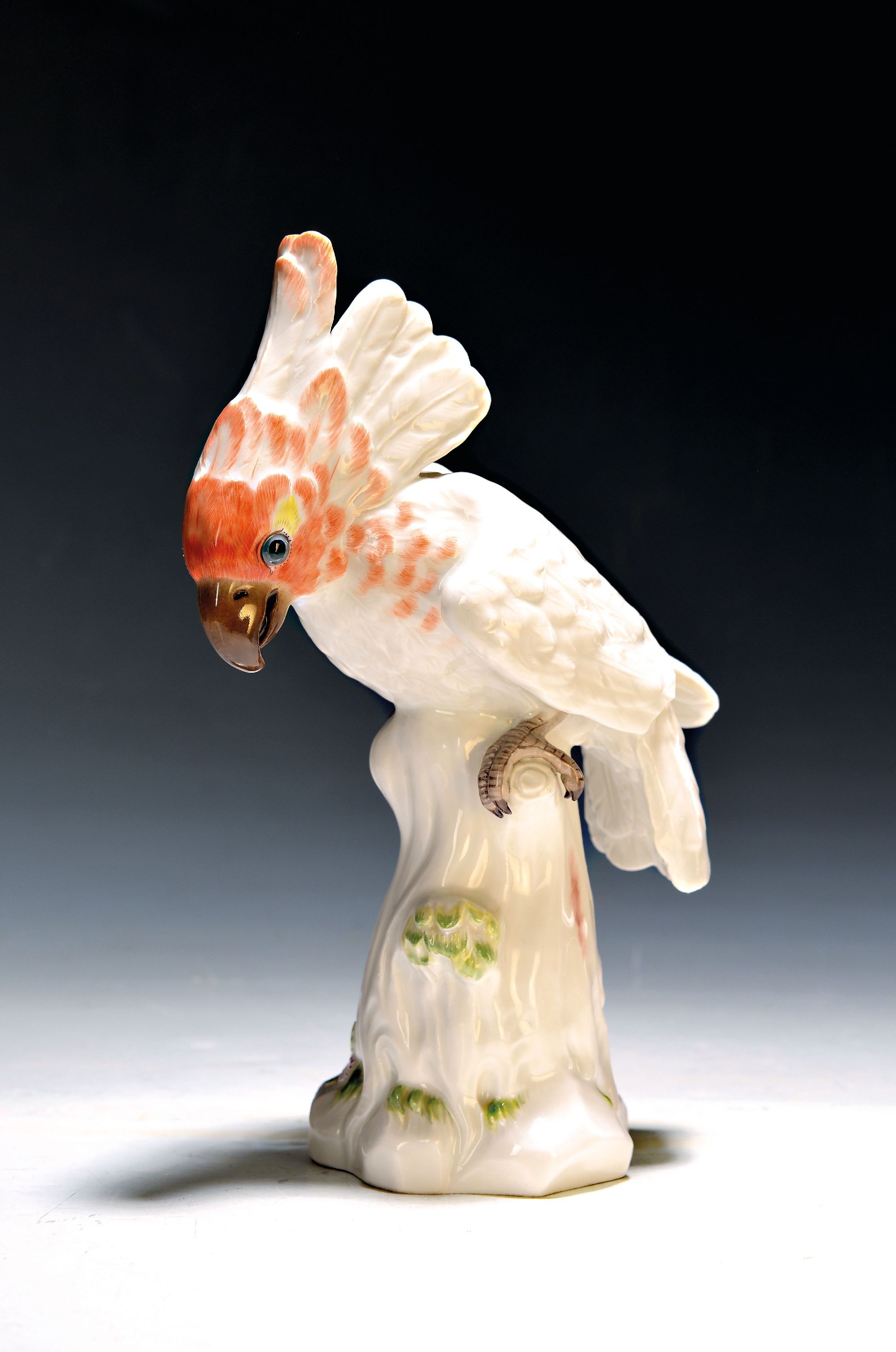 Image 27072814 - Porzellanfigur Kakadu, Meissen, 20. Jh., sparsam bunt bemalt, ein Flügel besch., H. ca. ...