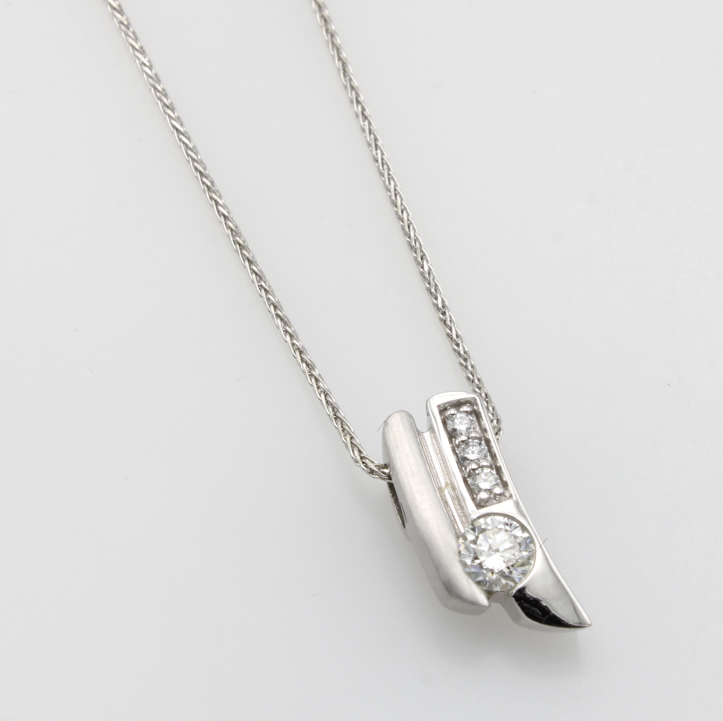 Image 27072818 - Anhänger mit Brillanten an Kette, WG 585/000, Solitär ca. 0.20 ct u. Besatzbrill. zus. ...