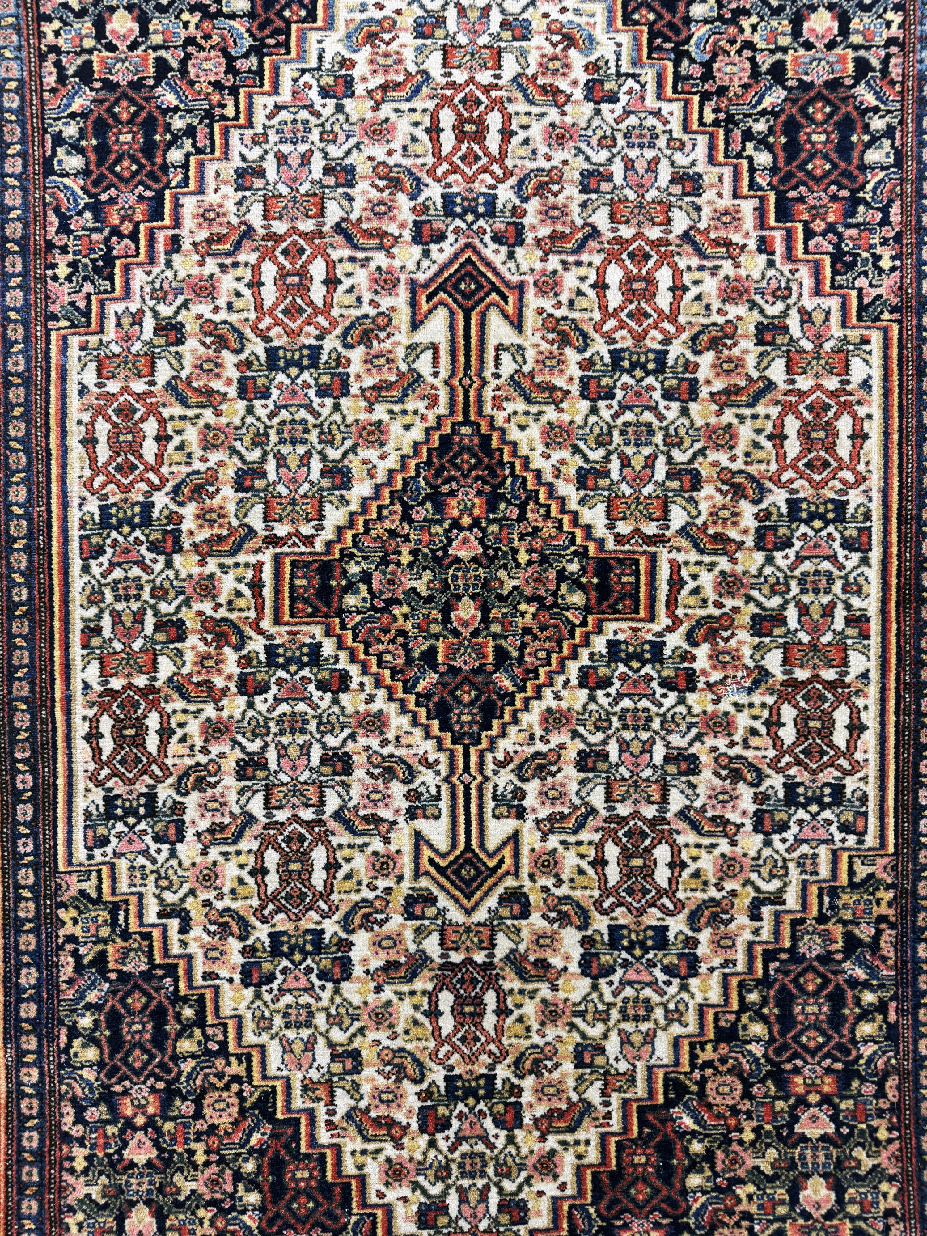 Detail c: Senneh fein antik, Persien, 19.Jhd, Wolle auf Baumwolle, ca. 145 x 105 cm, EHZ: 3