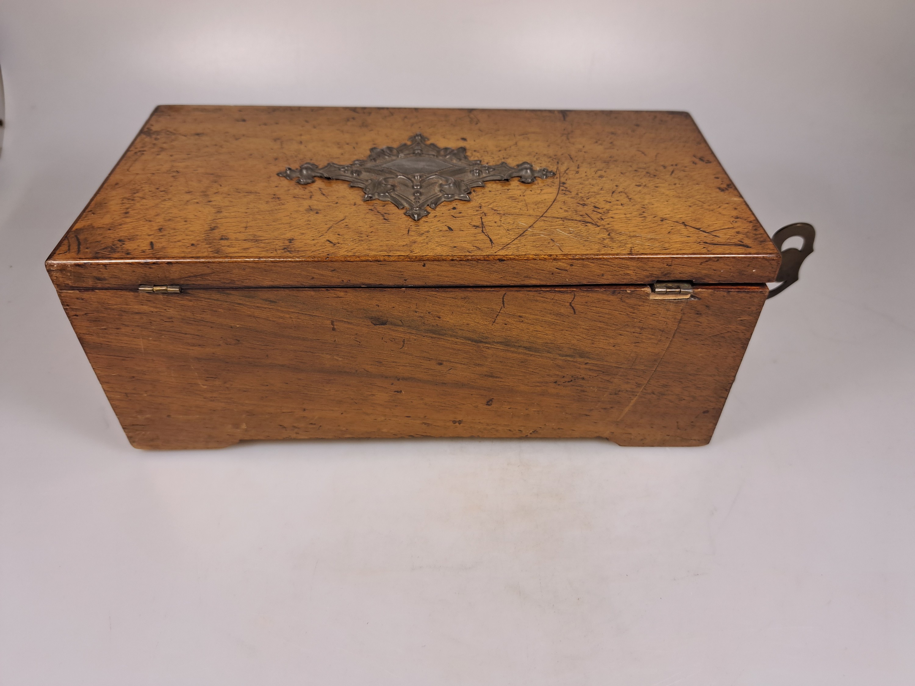 Detail f: Walzenspieluhr mit drei Melodien, Schweiz, um 1900, Holzgehäuse, Glasabdeckung, Aufzug über Schlüssel, Kamm ca. 13.5cm, ein Zinken fehlt, ca. ...