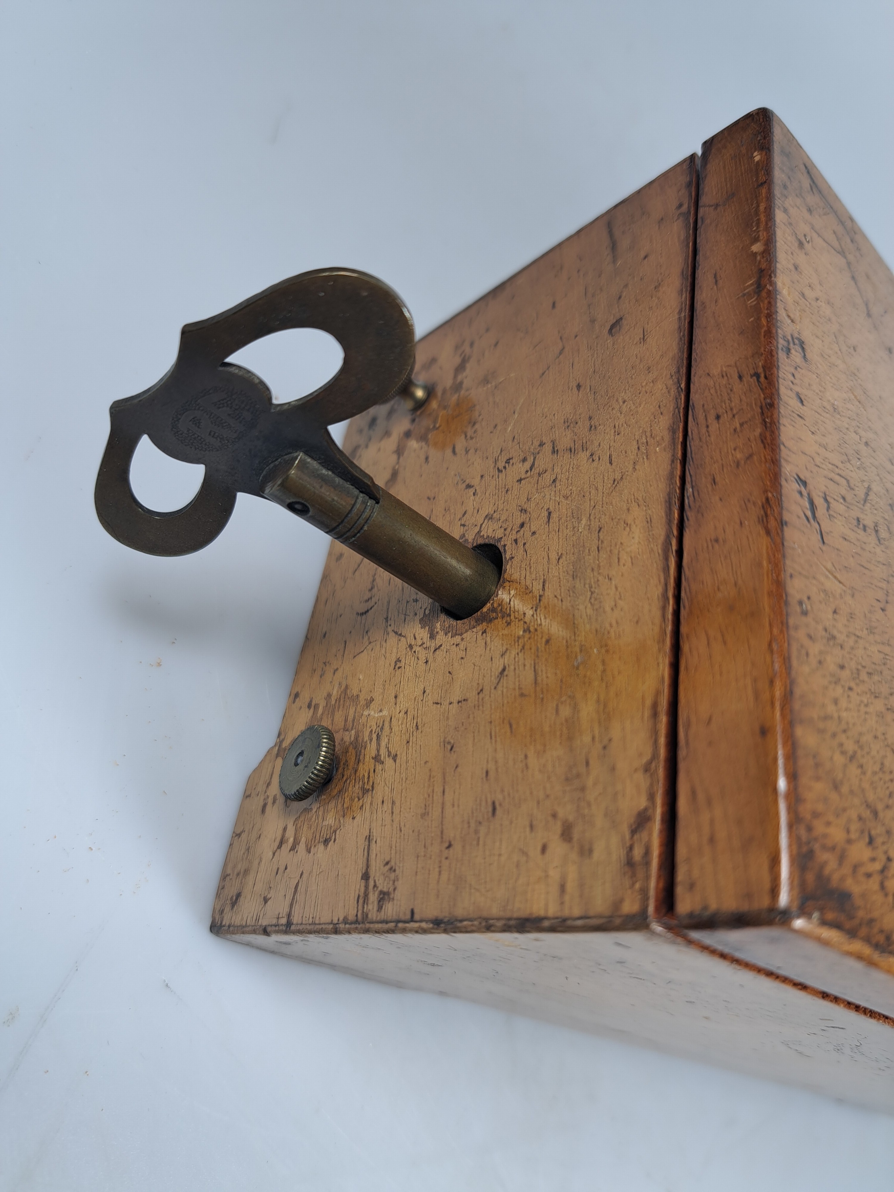 Detail h: Walzenspieluhr mit drei Melodien, Schweiz, um 1900, Holzgehäuse, Glasabdeckung, Aufzug über Schlüssel, Kamm ca. 13.5cm, ein Zinken fehlt, ca. ...