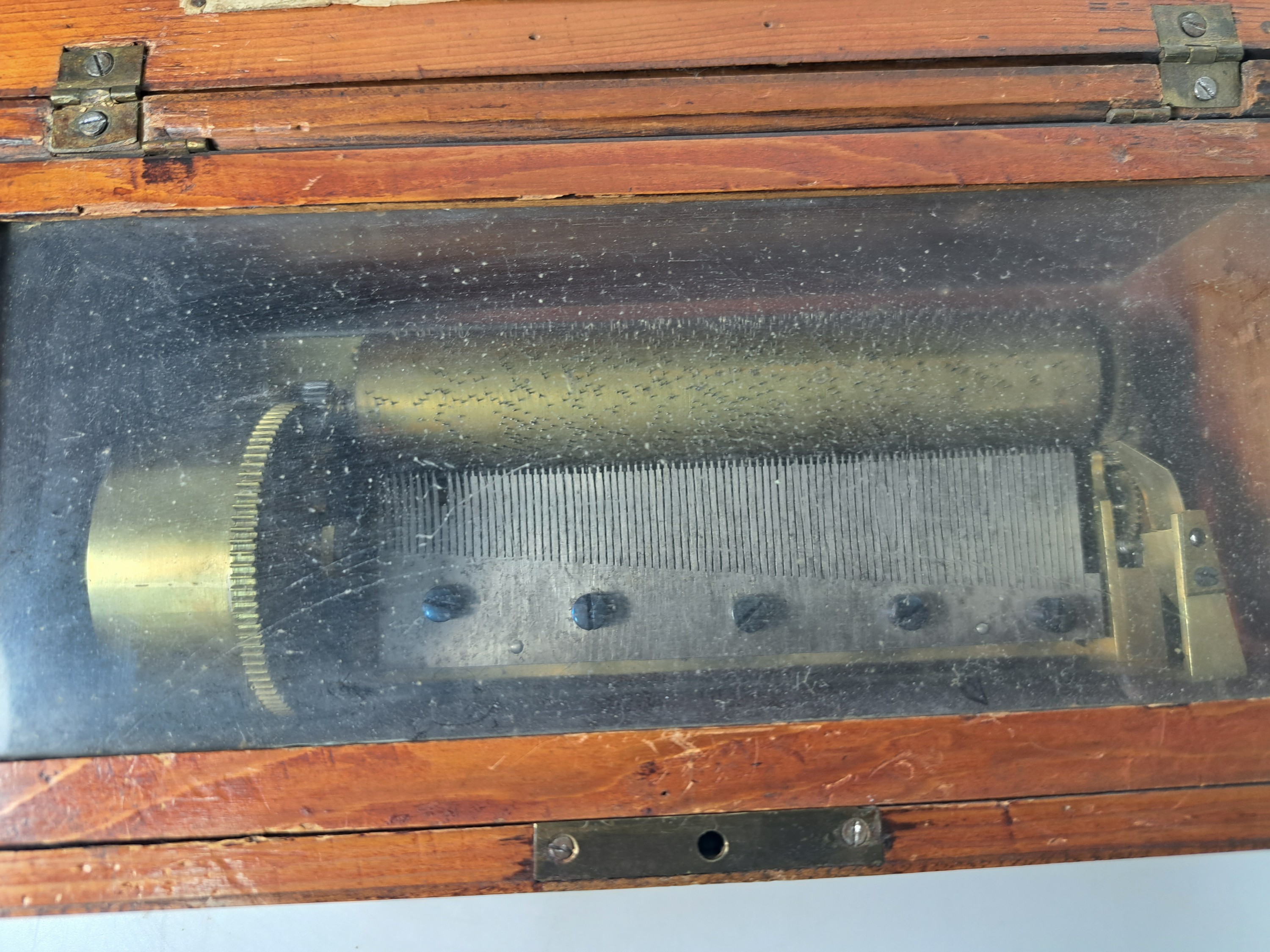 Detail j: Walzenspieluhr mit drei Melodien, Schweiz, um 1900, Holzgehäuse, Glasabdeckung, Aufzug über Schlüssel, Kamm ca. 13.5cm, ein Zinken fehlt, ca. ...