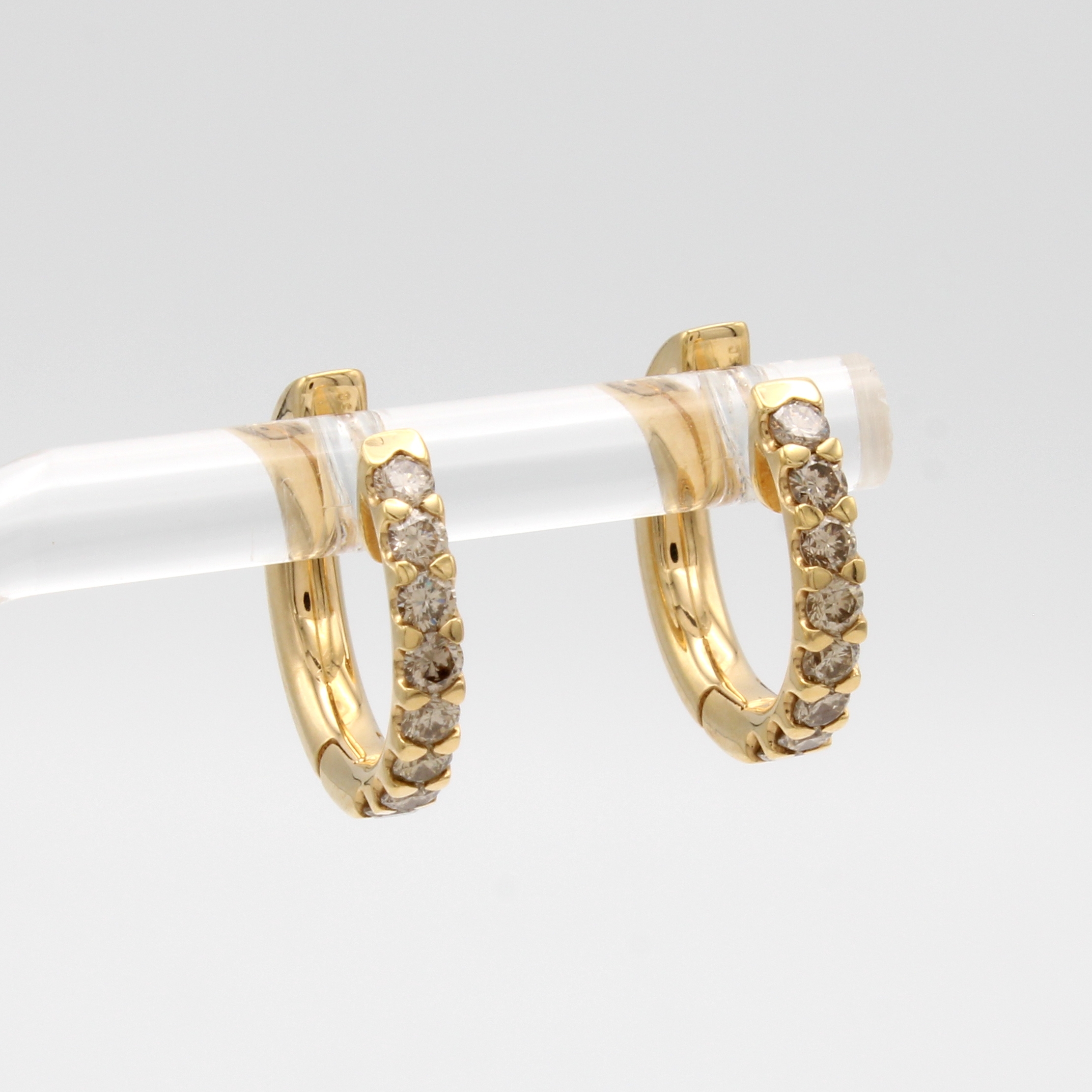 Image 27072846 - Paar Creolen mit Brillanten, RG 750/000, 16 Brill. zus. ca. 0.64 ct Braun, D. ca. 1.7 cm ...