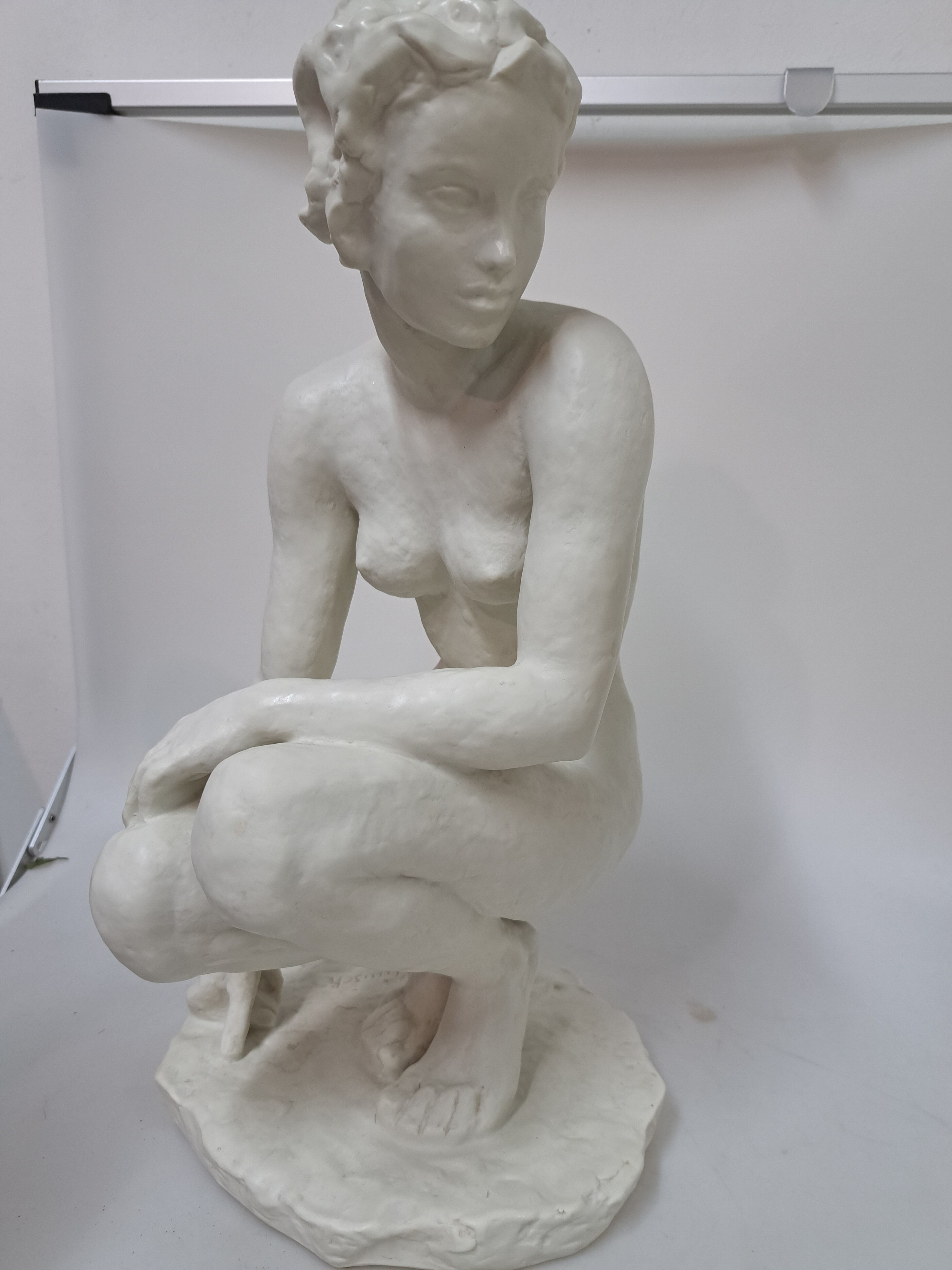 Detail a: Porzellanfigur "Die Hockende", Rosenthal Kunstabteilung, Entwurf Fritz Klimsch, sign., H. ca. 41cm