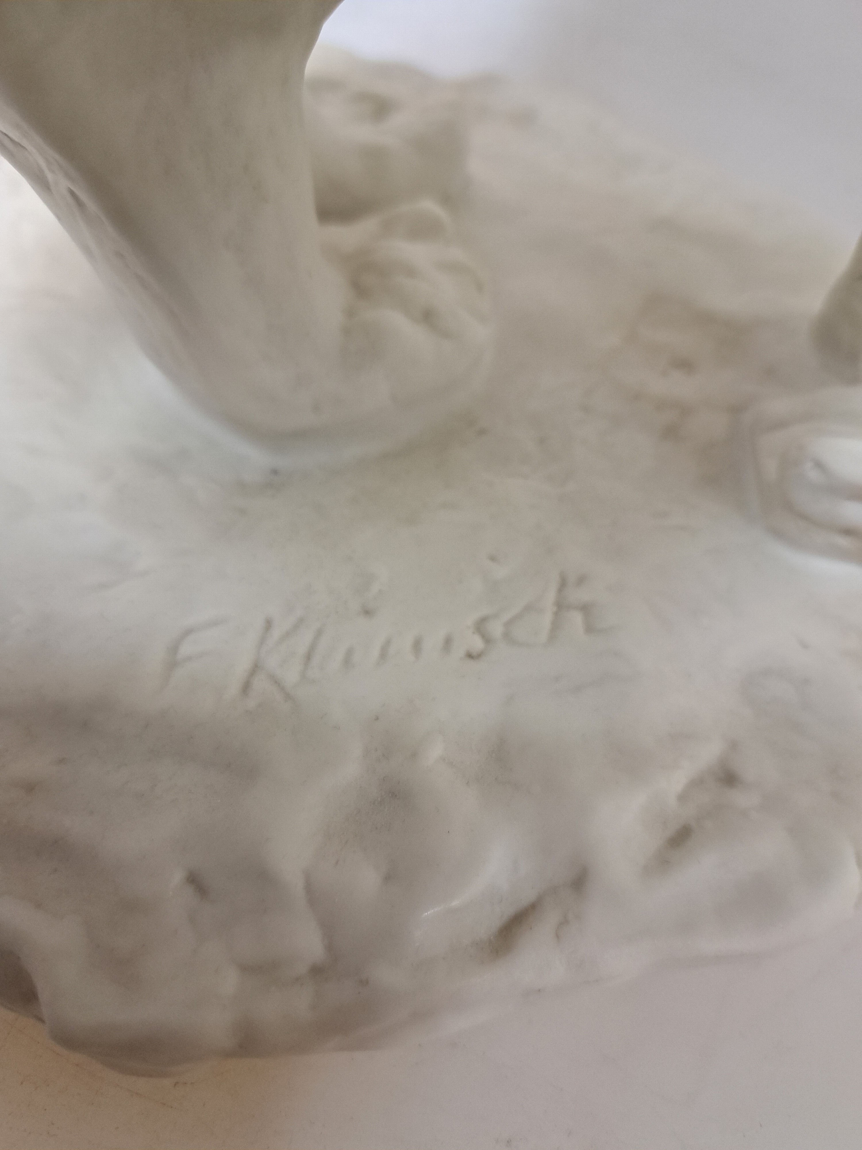 Detail b: Porzellanfigur "Die Hockende", Rosenthal Kunstabteilung, Entwurf Fritz Klimsch, sign., H. ca. 41cm