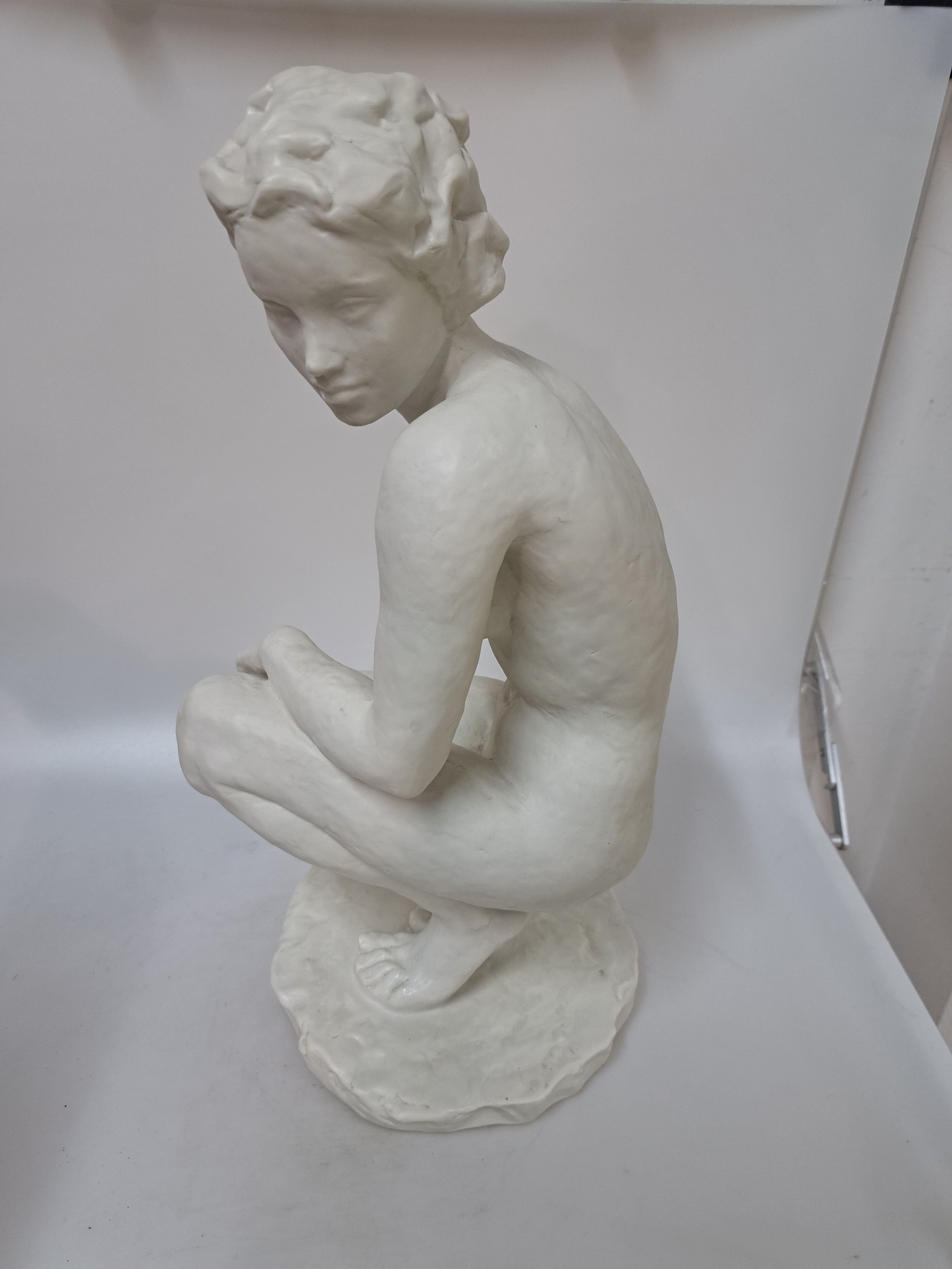Detail e: Porzellanfigur "Die Hockende", Rosenthal Kunstabteilung, Entwurf Fritz Klimsch, sign., H. ca. 41cm