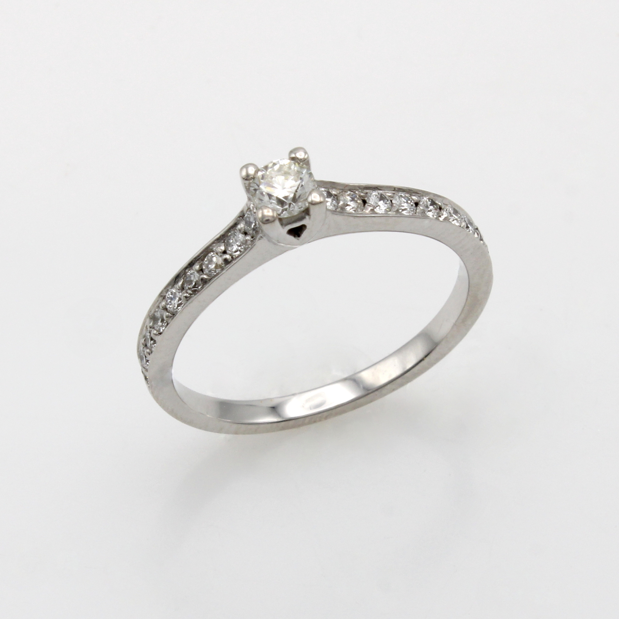 Image 27072853 - Ring mit Brillanten, WG 585/000, Mittelsteinu. 18 Besatzbrill. zus. ca. 0.42 ct ...