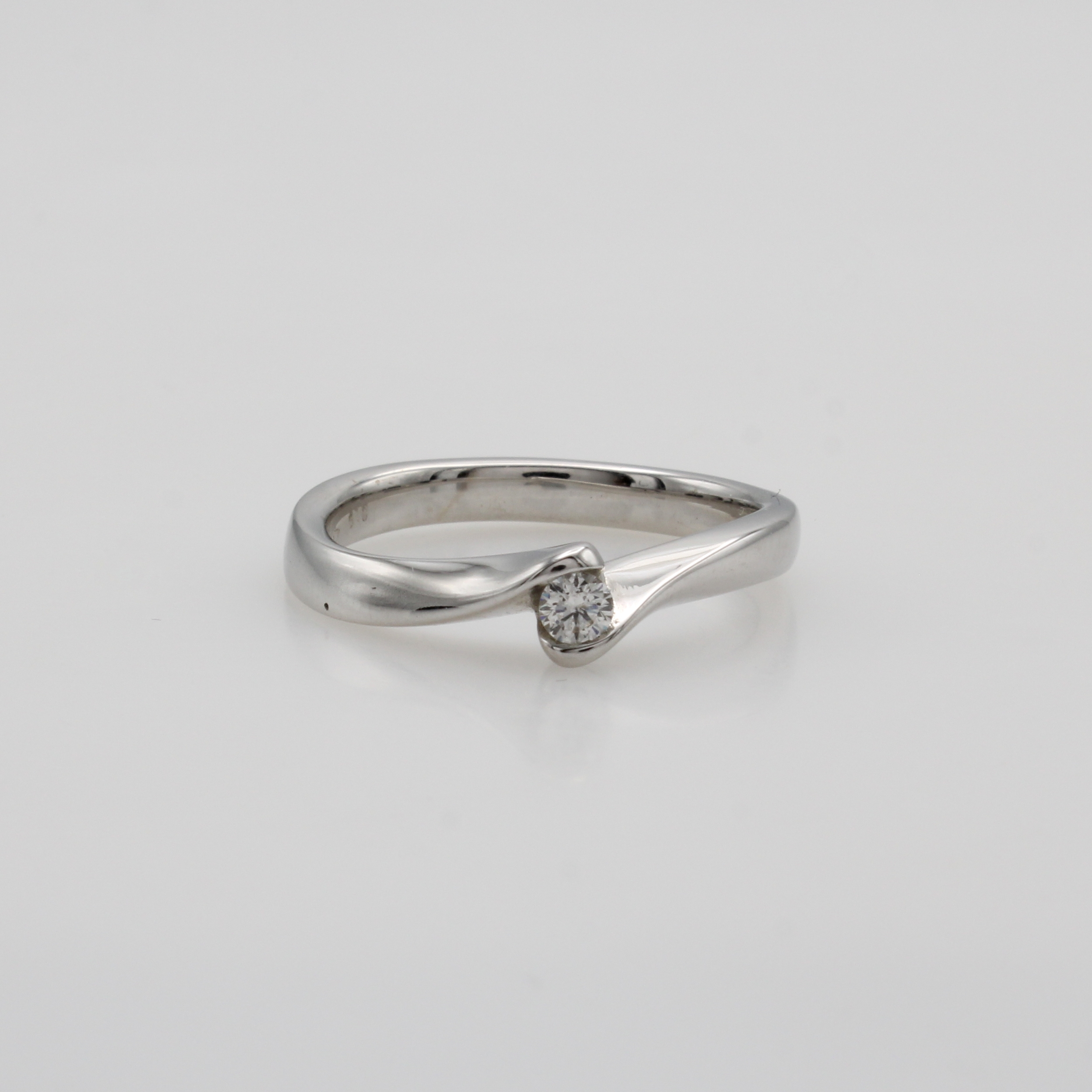 Image 27072855 - Ring mit Brillantsolitär, WG 750/000, Brill.ca. 0.10 ct Weiß/si, RW ca. 55 ...