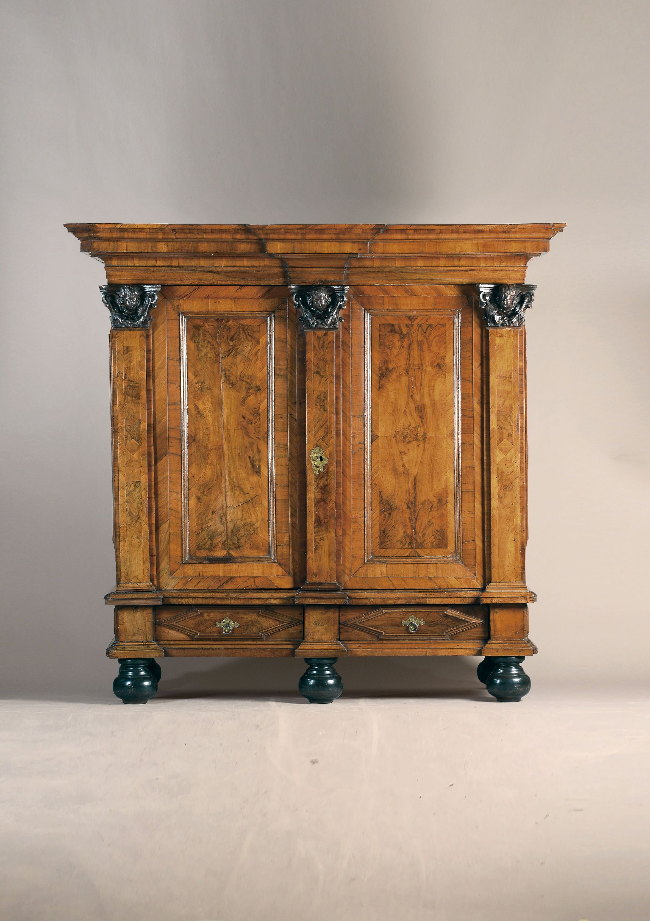 Image 27072857 - Barock-Schrank/Pilasterschrank, Braunschweig, um 1720/30, Nußbaumfurnier auf ...