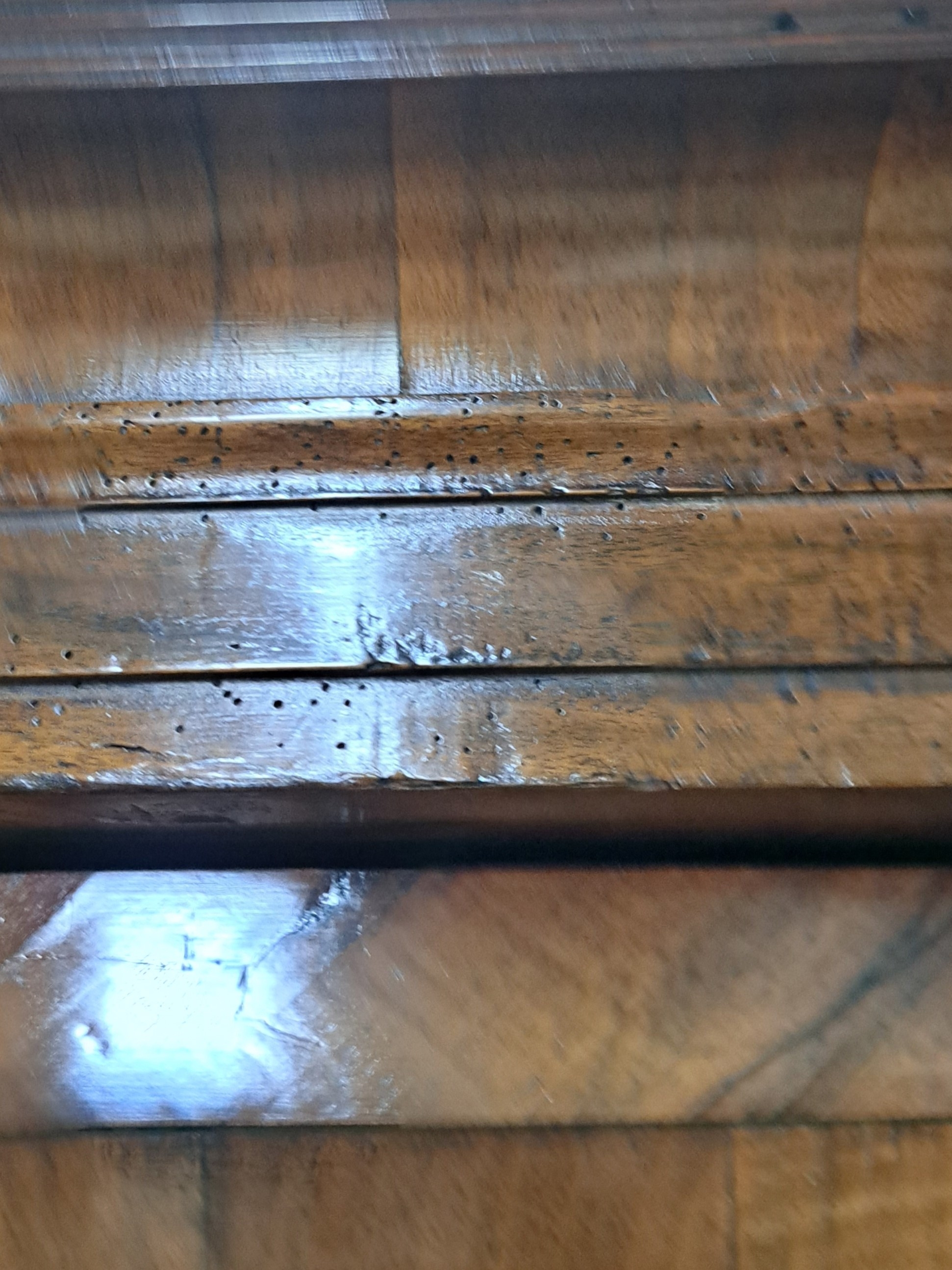 Detail b: Barock-Schrank/Pilasterschrank, Braunschweig, um 1720/30, Nußbaumfurnier auf Eichekorpus, zweitürig, 2 Schubladen, weit ausladendes Gesims, ...