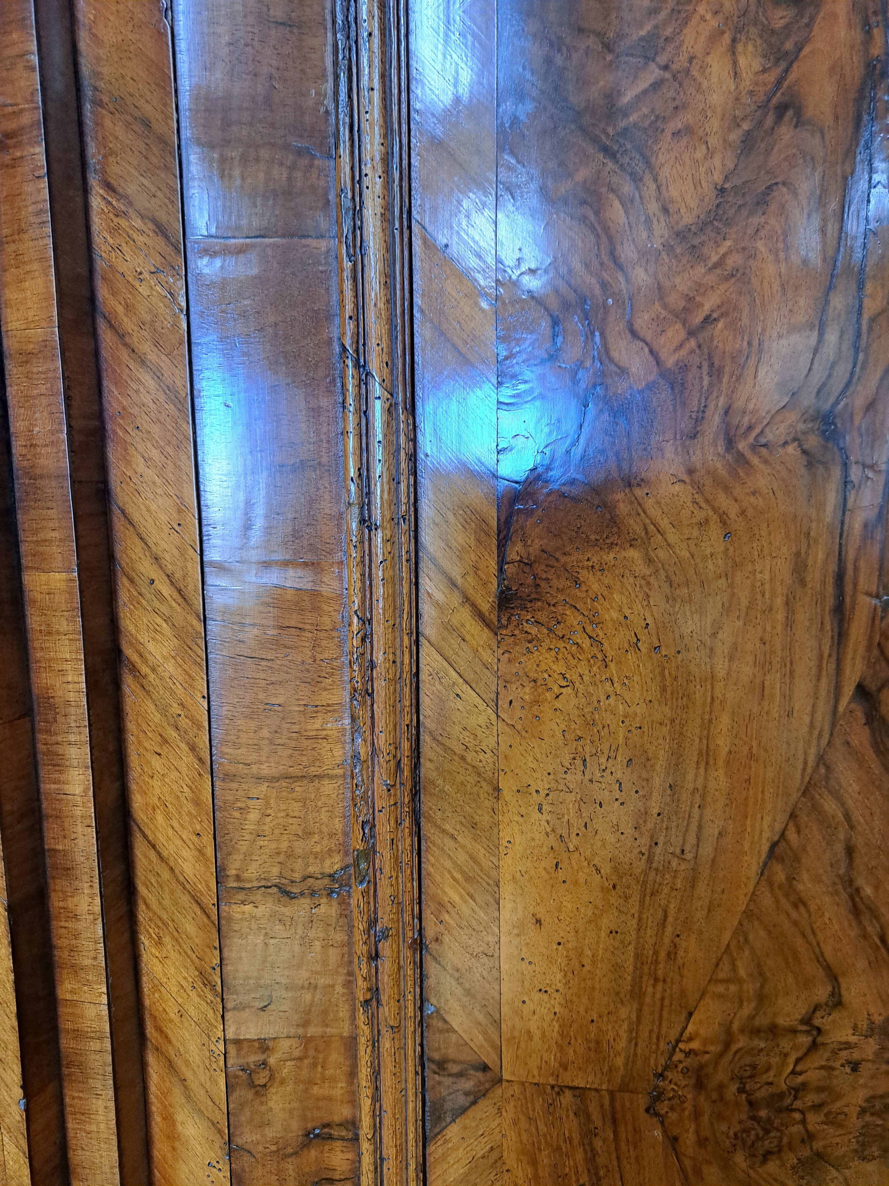 Detail c: Barock-Schrank/Pilasterschrank, Braunschweig, um 1720/30, Nußbaumfurnier auf Eichekorpus, zweitürig, 2 Schubladen, weit ausladendes Gesims, ...