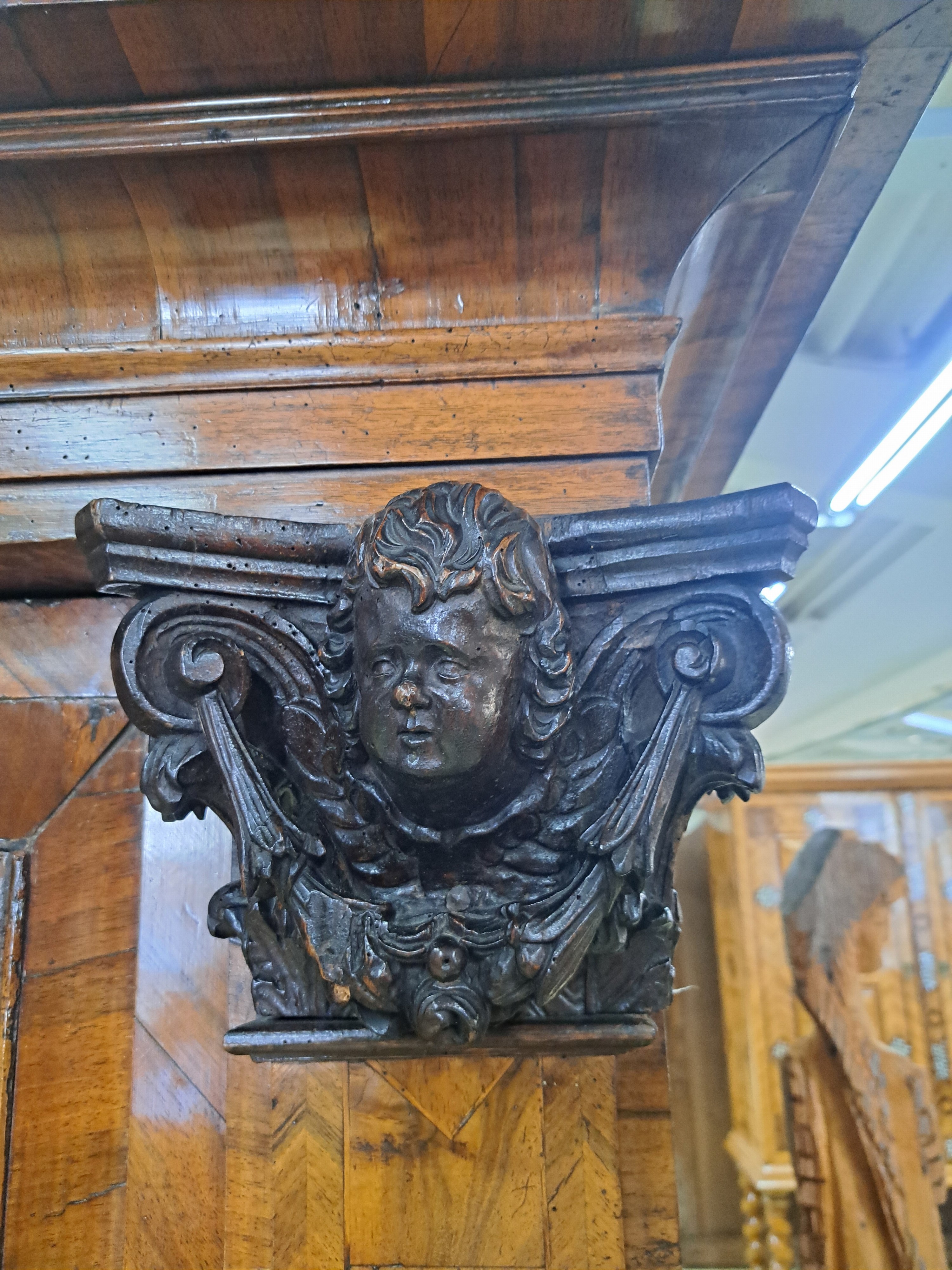 Detail d: Barock-Schrank/Pilasterschrank, Braunschweig, um 1720/30, Nußbaumfurnier auf Eichekorpus, zweitürig, 2 Schubladen, weit ausladendes Gesims, ...