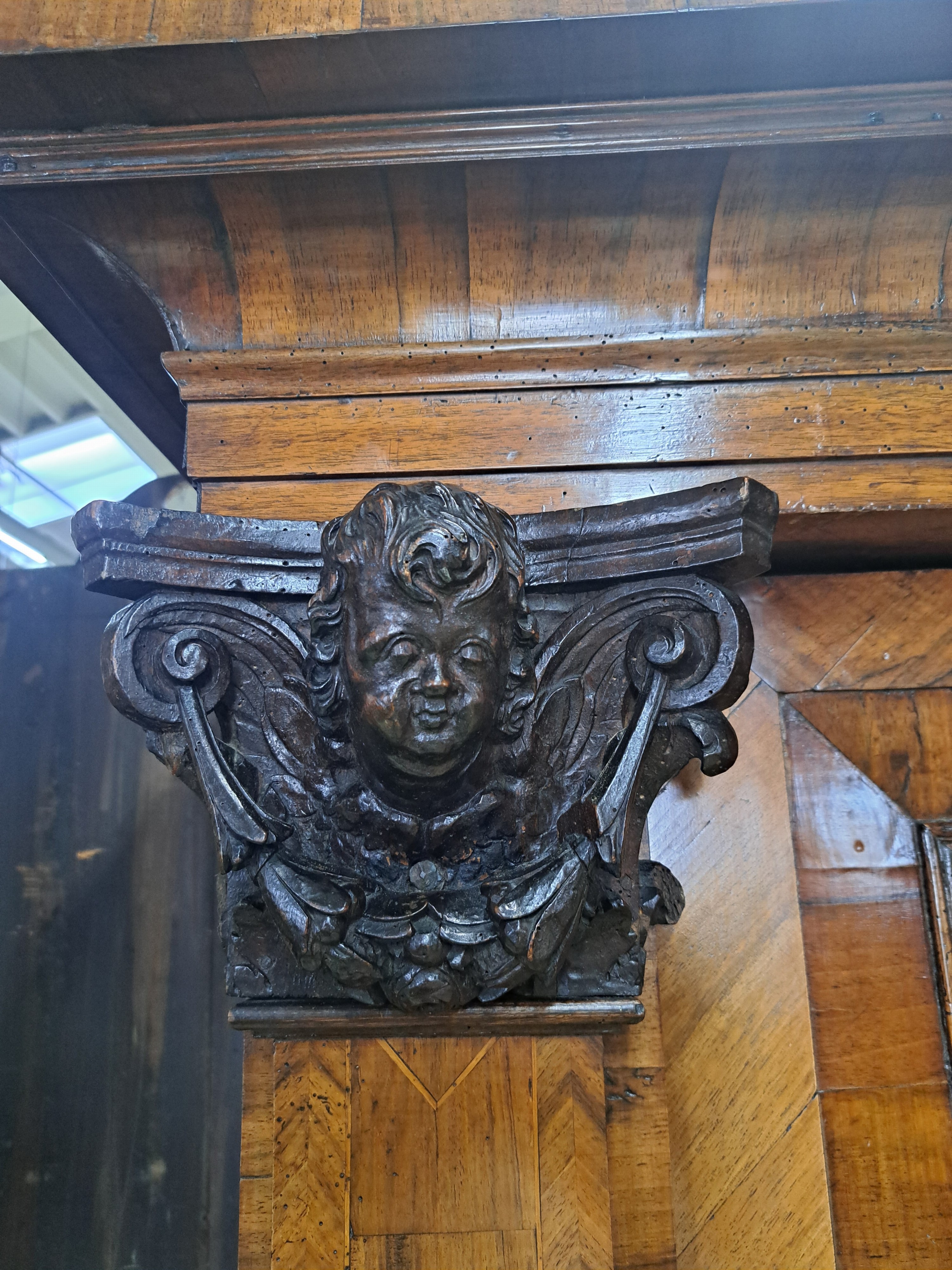 Detail f: Barock-Schrank/Pilasterschrank, Braunschweig, um 1720/30, Nußbaumfurnier auf Eichekorpus, zweitürig, 2 Schubladen, weit ausladendes Gesims, ...