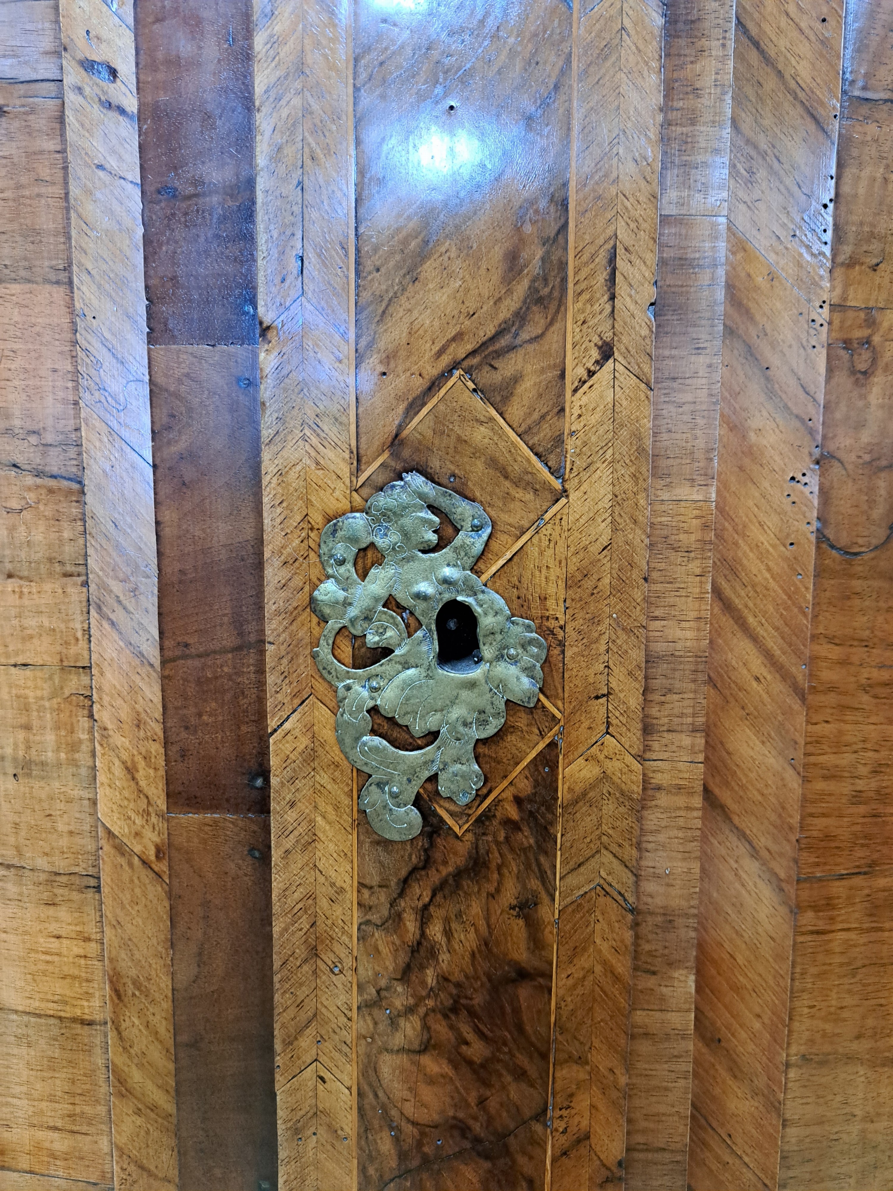 Detail g: Barock-Schrank/Pilasterschrank, Braunschweig, um 1720/30, Nußbaumfurnier auf Eichekorpus, zweitürig, 2 Schubladen, weit ausladendes Gesims, ...