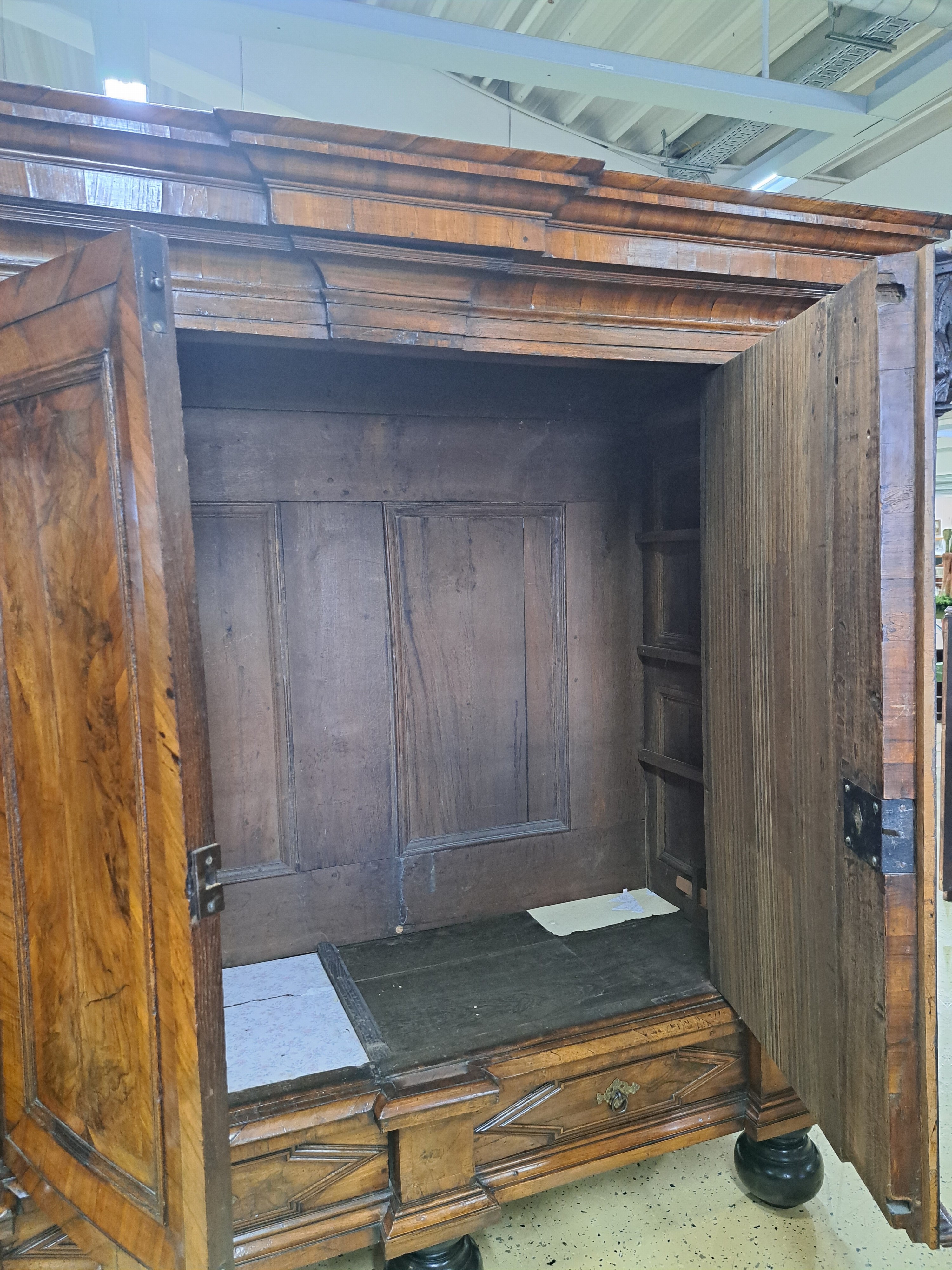 Detail h: Barock-Schrank/Pilasterschrank, Braunschweig, um 1720/30, Nußbaumfurnier auf Eichekorpus, zweitürig, 2 Schubladen, weit ausladendes Gesims, ...