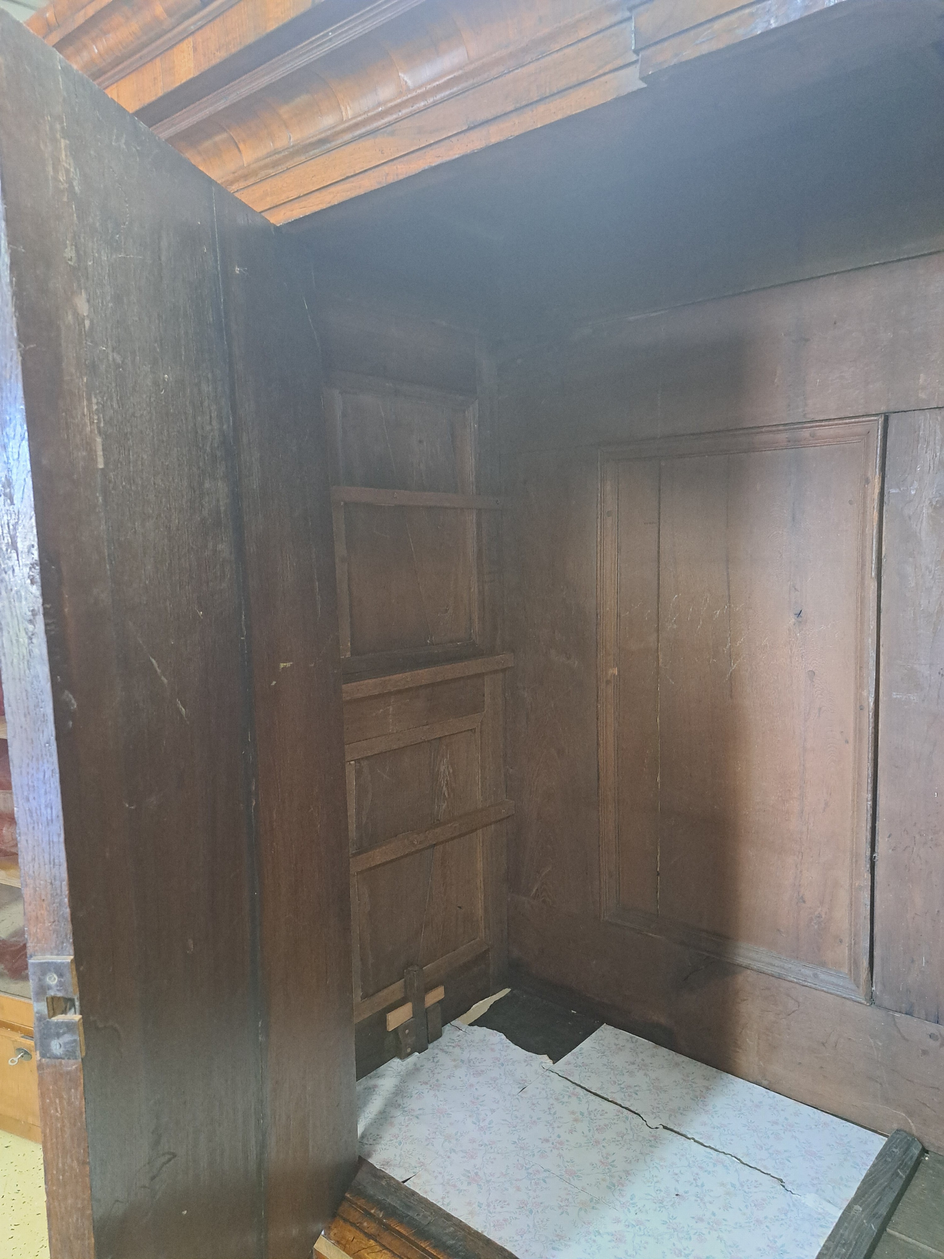 Detail i: Barock-Schrank/Pilasterschrank, Braunschweig, um 1720/30, Nußbaumfurnier auf Eichekorpus, zweitürig, 2 Schubladen, weit ausladendes Gesims, ...