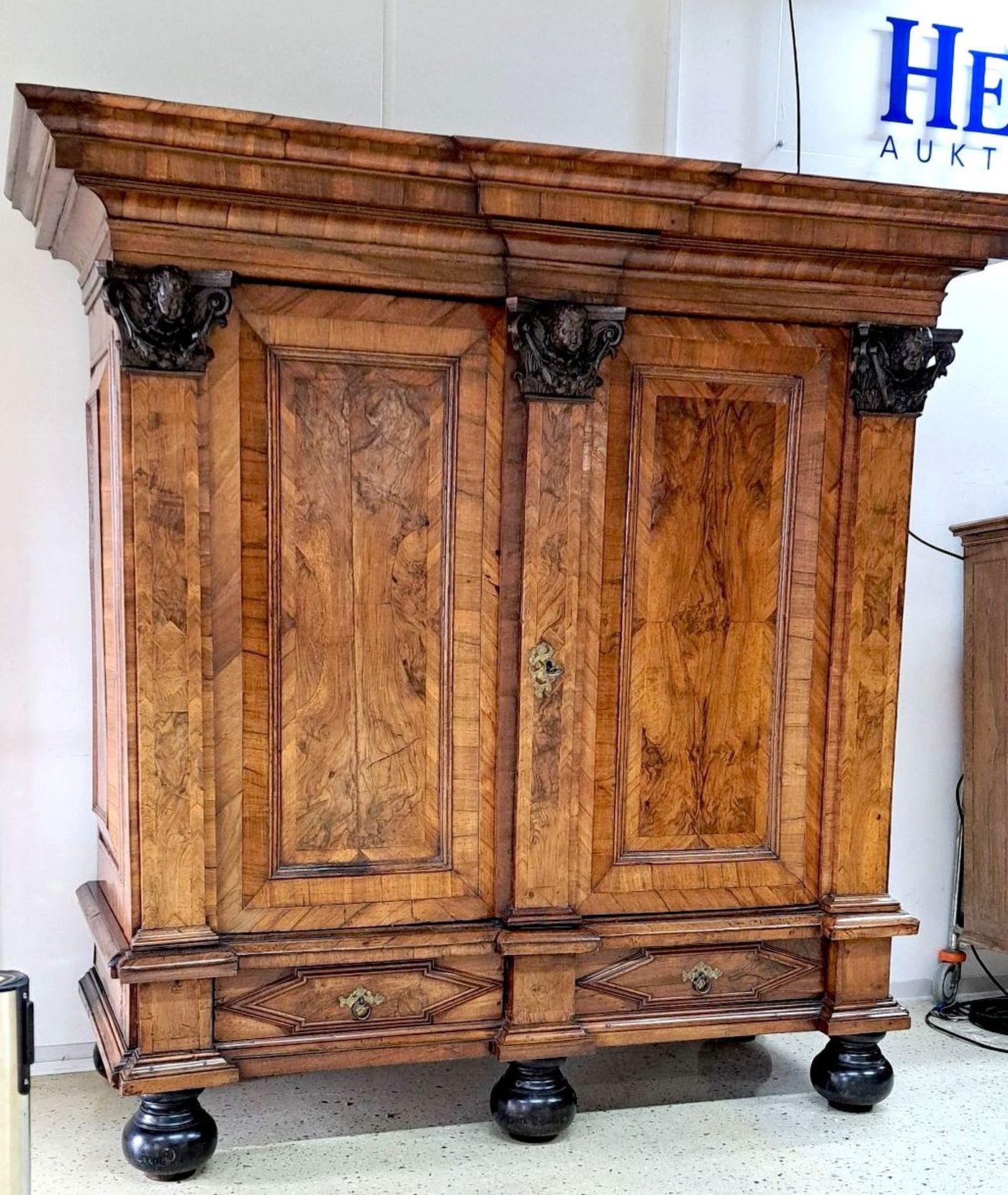 Detail j: Barock-Schrank/Pilasterschrank, Braunschweig, um 1720/30, Nußbaumfurnier auf Eichekorpus, zweitürig, 2 Schubladen, weit ausladendes Gesims, ...