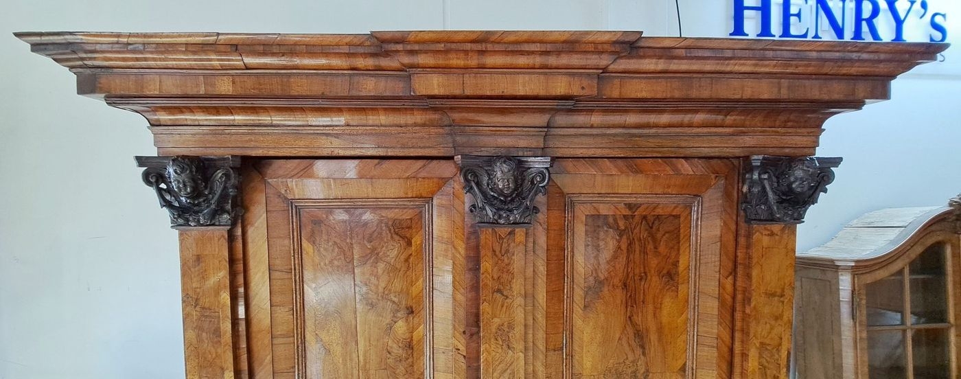 Detail l: Barock-Schrank/Pilasterschrank, Braunschweig, um 1720/30, Nußbaumfurnier auf Eichekorpus, zweitürig, 2 Schubladen, weit ausladendes Gesims, ...