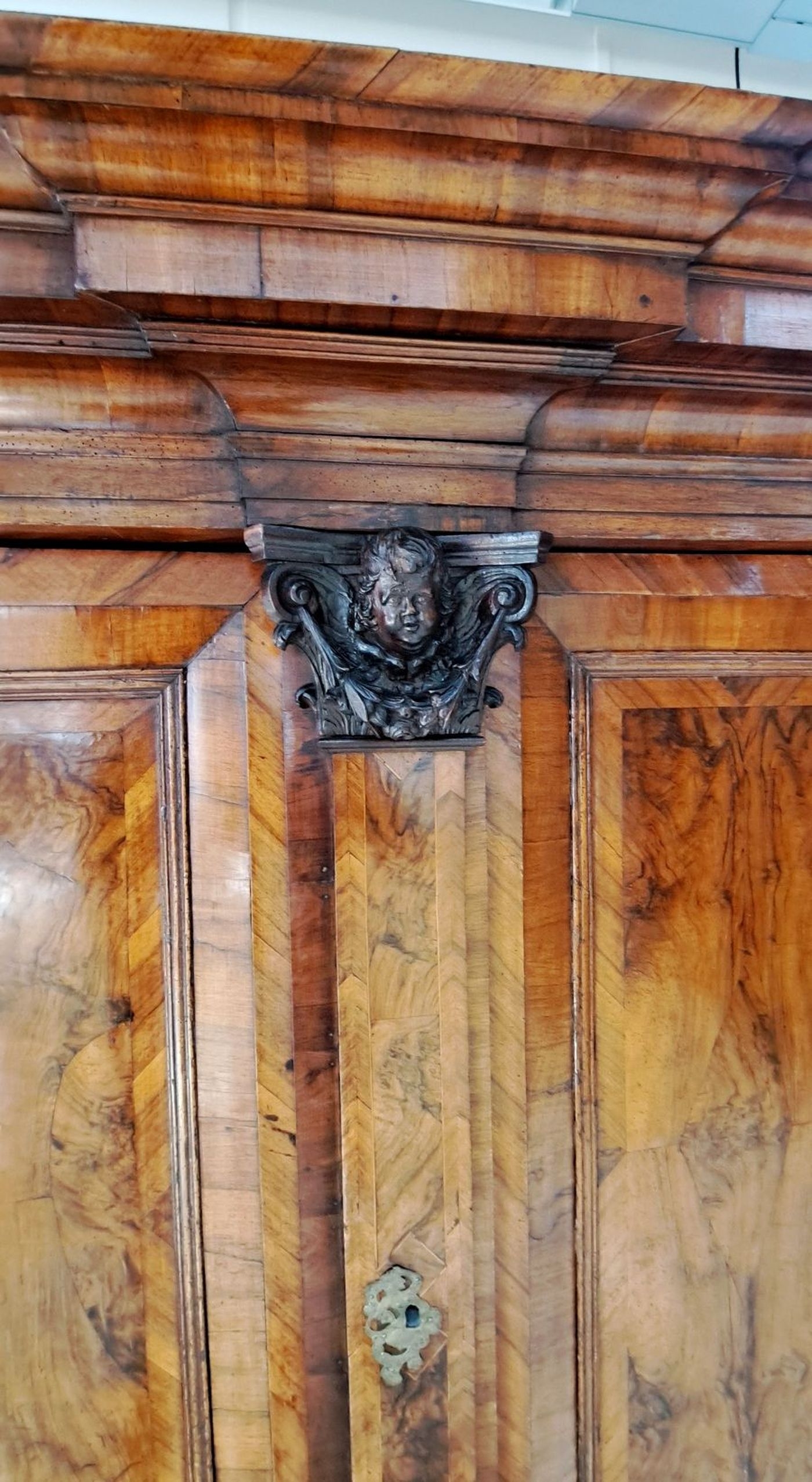 Detail m: Barock-Schrank/Pilasterschrank, Braunschweig, um 1720/30, Nußbaumfurnier auf Eichekorpus, zweitürig, 2 Schubladen, weit ausladendes Gesims, ...