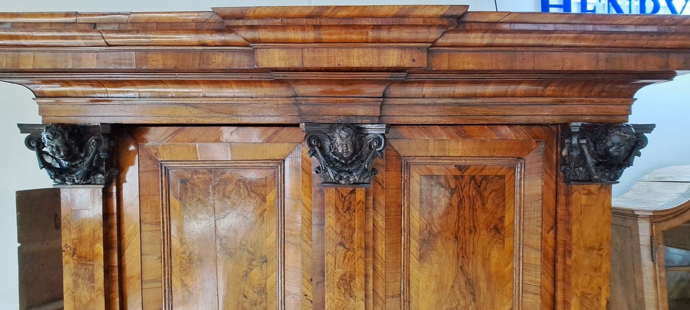 Detail n: Barock-Schrank/Pilasterschrank, Braunschweig, um 1720/30, Nußbaumfurnier auf Eichekorpus, zweitürig, 2 Schubladen, weit ausladendes Gesims, ...