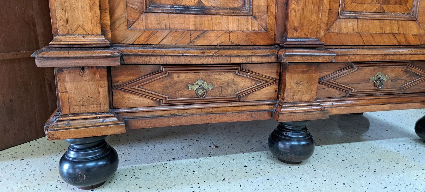 Detail o: Barock-Schrank/Pilasterschrank, Braunschweig, um 1720/30, Nußbaumfurnier auf Eichekorpus, zweitürig, 2 Schubladen, weit ausladendes Gesims, ...