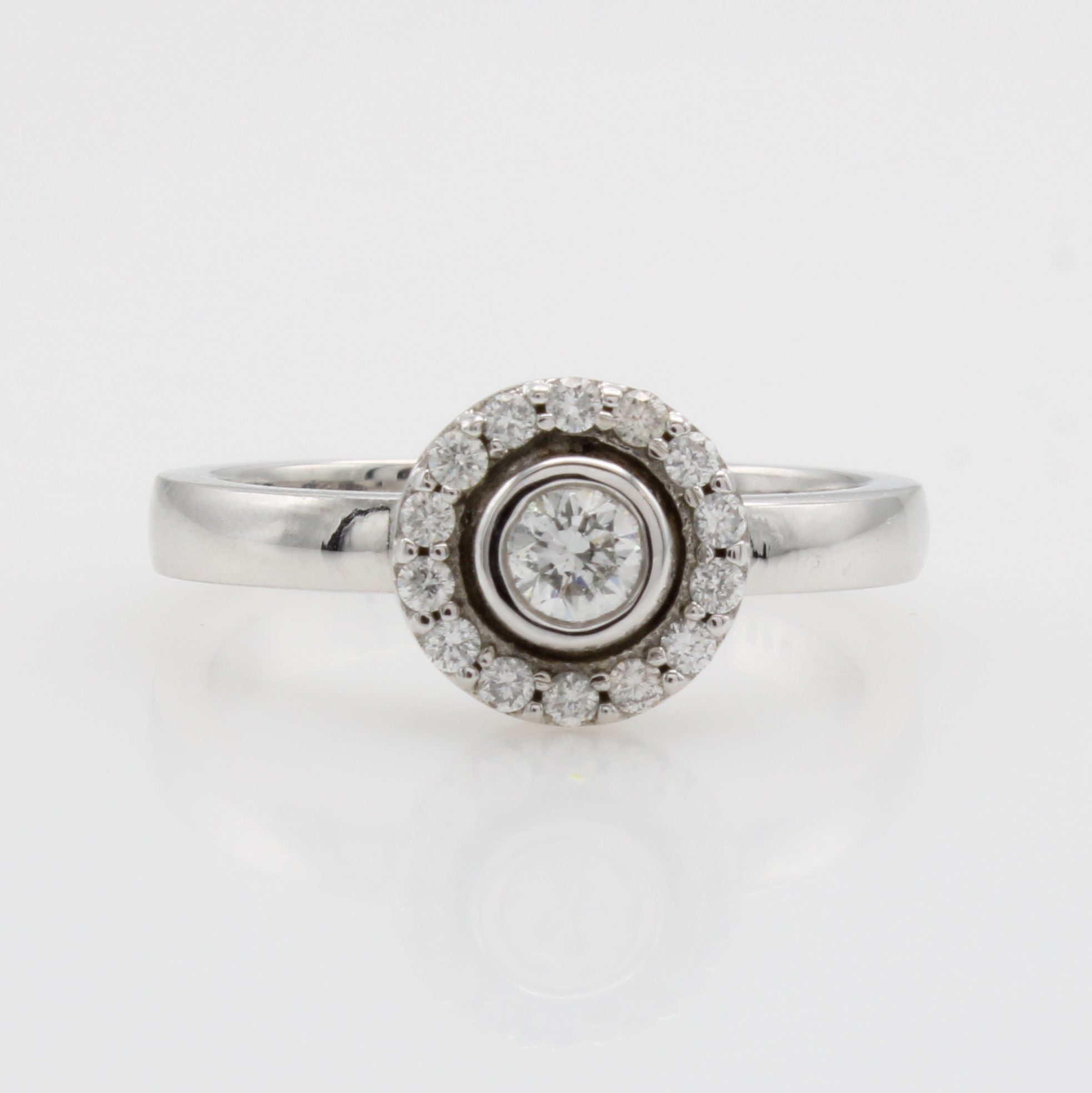 Image 27072860 - Ring mit Brillanten, WG 750/000, Mittelsteinu. 14 Besatzbrill. zus. ca. 0.40 ct ...