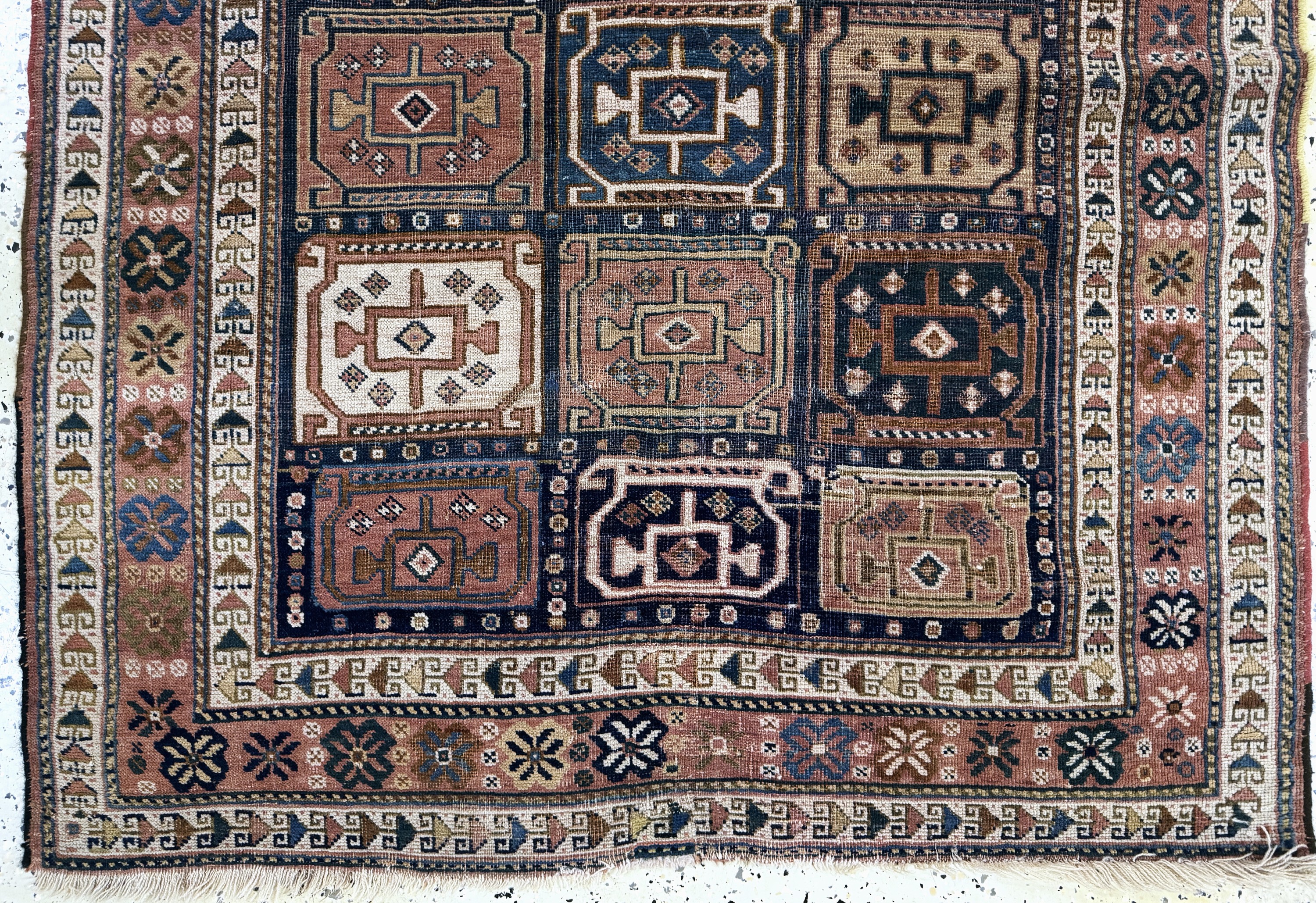 Detail b: Antiker Kazak, Kaukasus, 19.Jhd, Wolle auf Wolle, ca. 150 x 120 cm, EHZ: 3(restauriert)