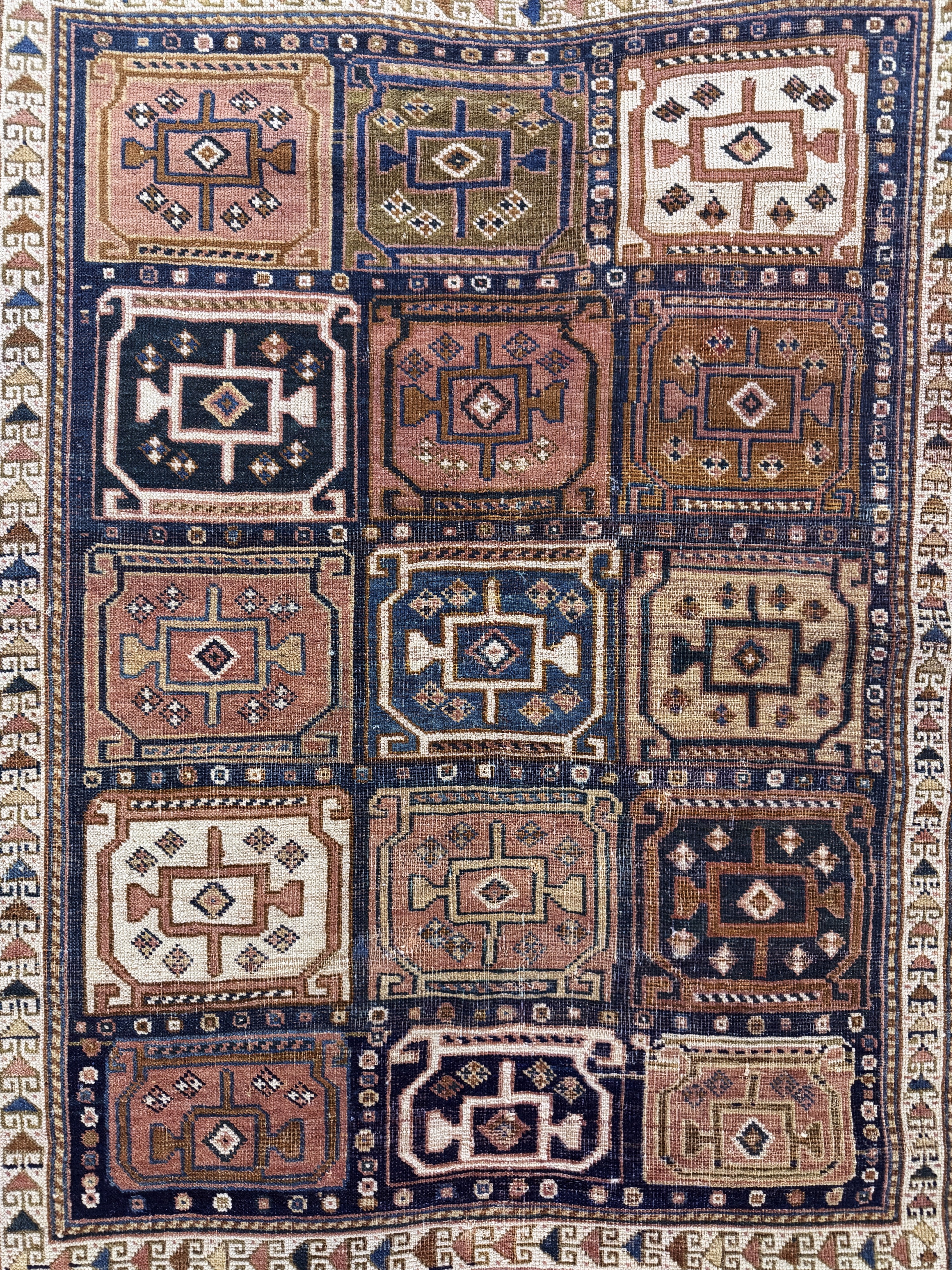 Detail c: Antiker Kazak, Kaukasus, 19.Jhd, Wolle auf Wolle, ca. 150 x 120 cm, EHZ: 3(restauriert)