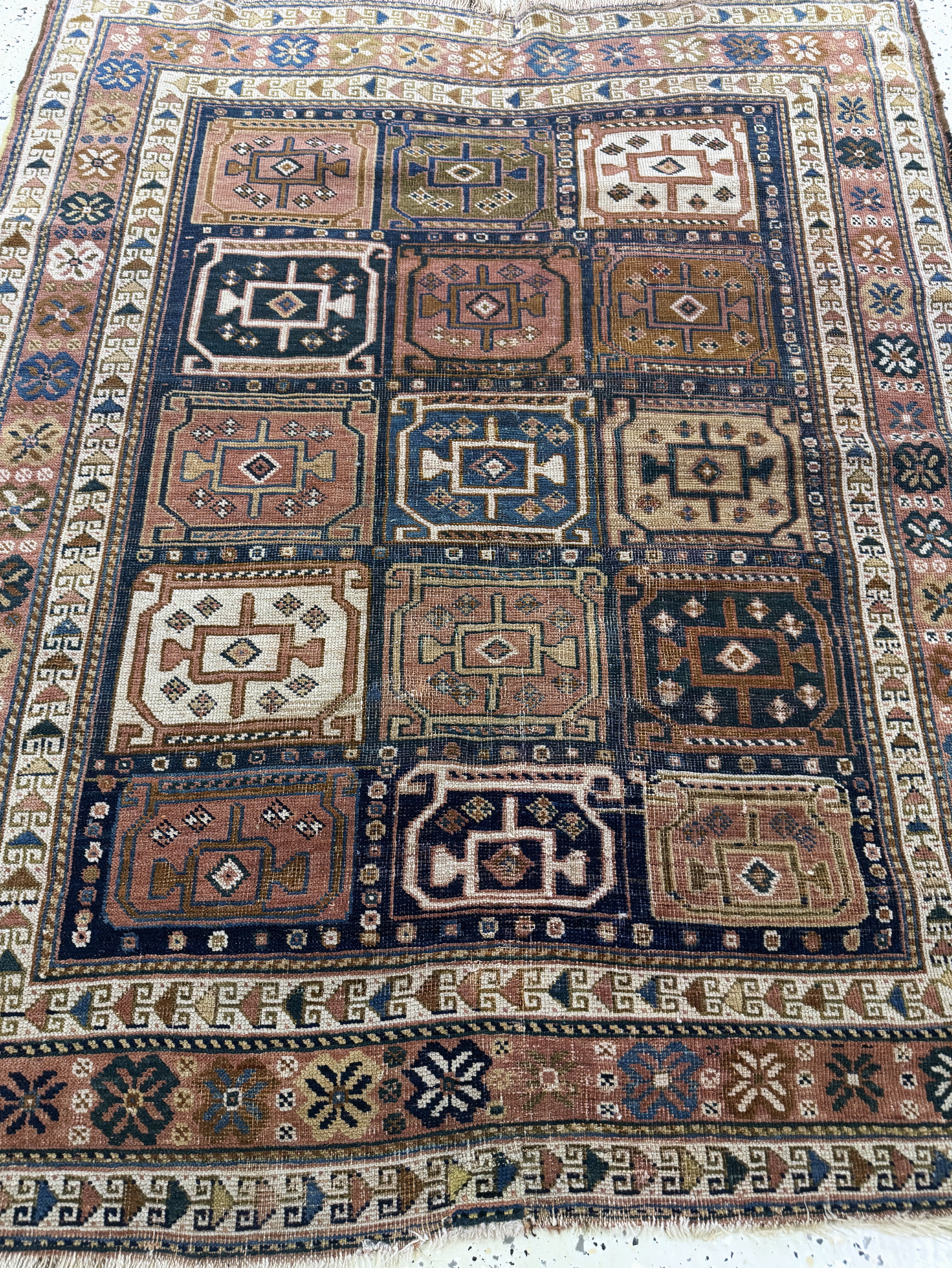 Detail d: Antiker Kazak, Kaukasus, 19.Jhd, Wolle auf Wolle, ca. 150 x 120 cm, EHZ: 3(restauriert)