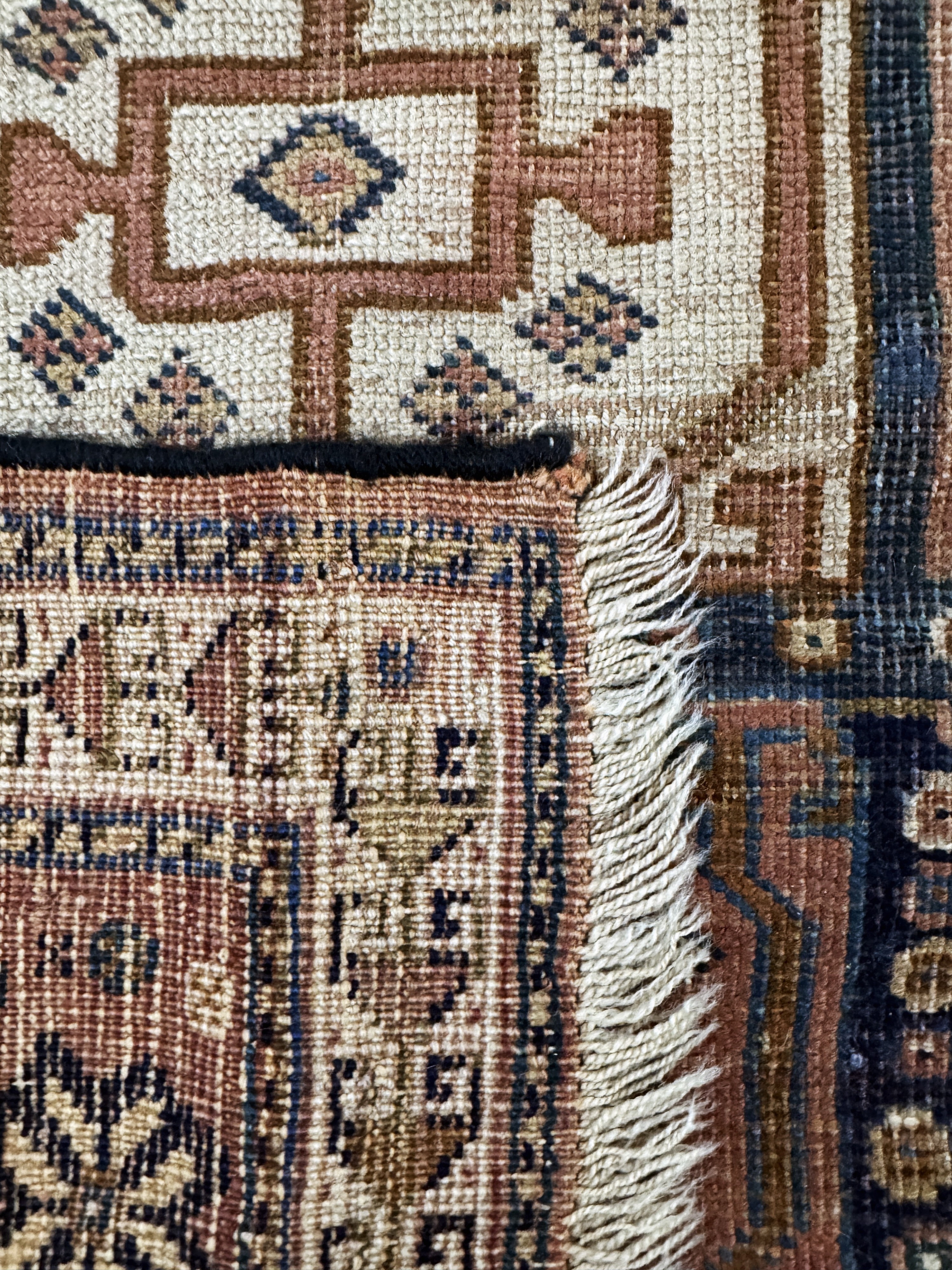 Detail e: Antiker Kazak, Kaukasus, 19.Jhd, Wolle auf Wolle, ca. 150 x 120 cm, EHZ: 3(restauriert)