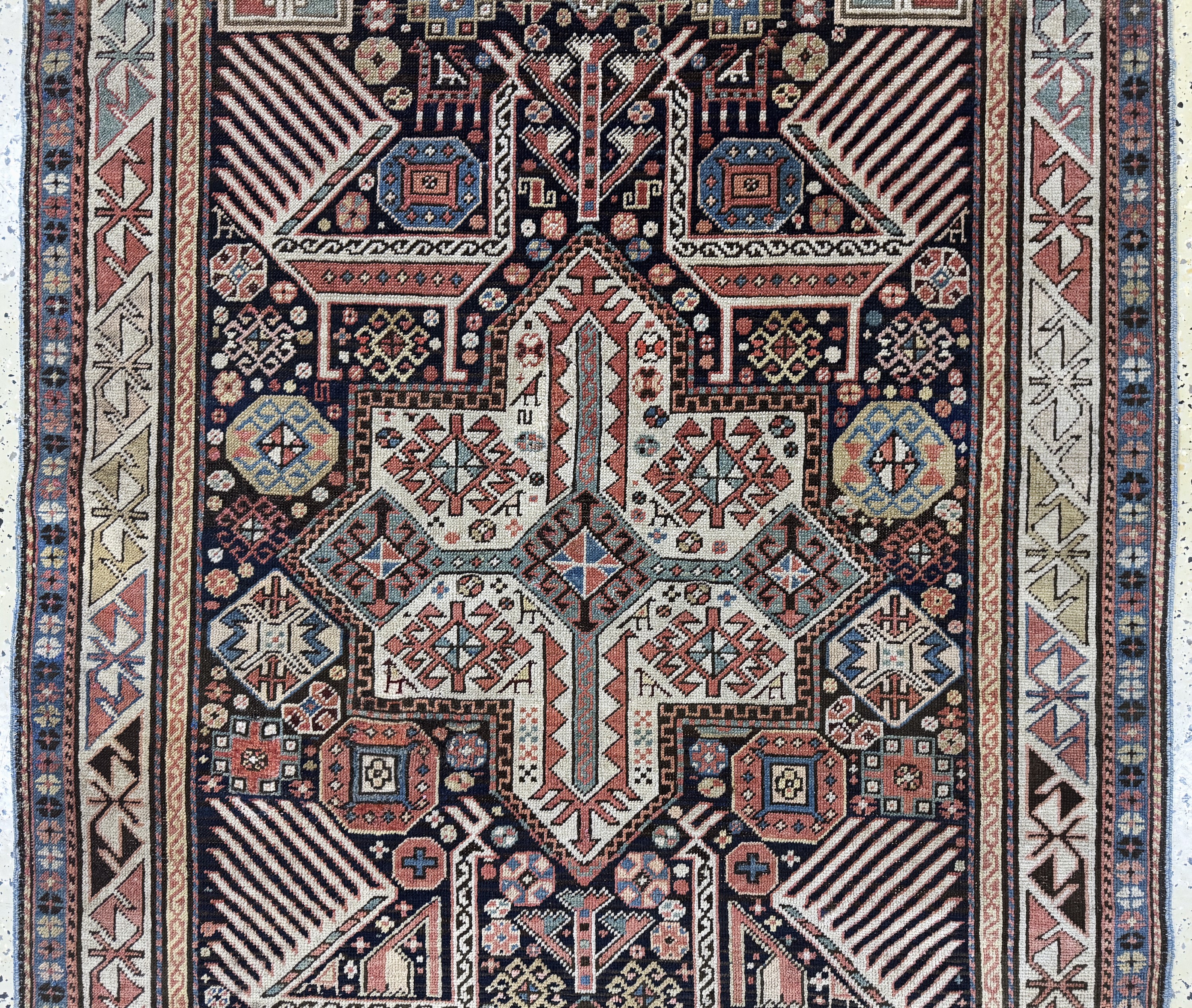 Detail b: Antiker Kazak"Akstafa", Kaukasus, 19.Jhd, Wolle auf Wolle, ca. 285 x 120 cm, EHZ: 3(restauriert)