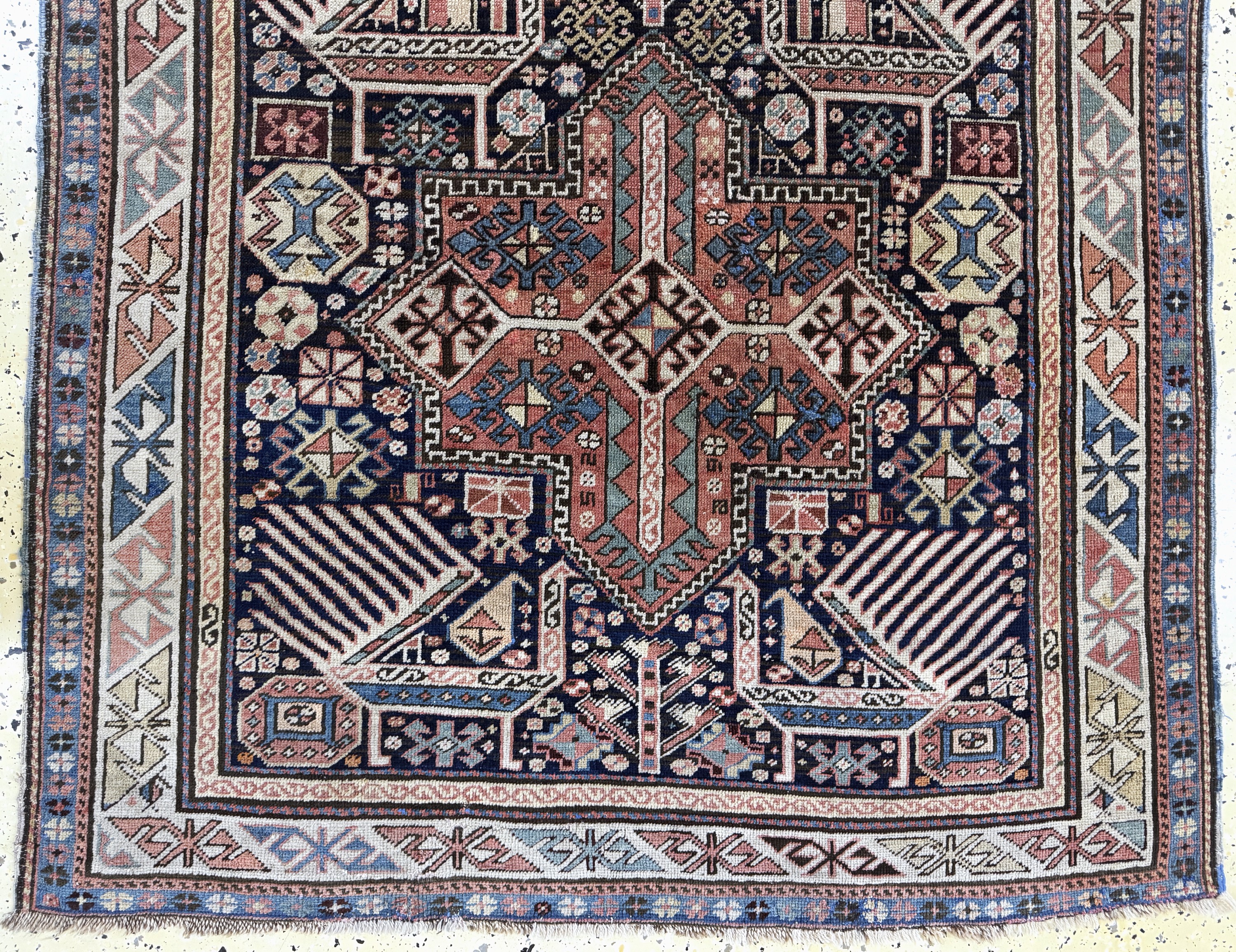 Detail c: Antiker Kazak"Akstafa", Kaukasus, 19.Jhd, Wolle auf Wolle, ca. 285 x 120 cm, EHZ: 3(restauriert)
