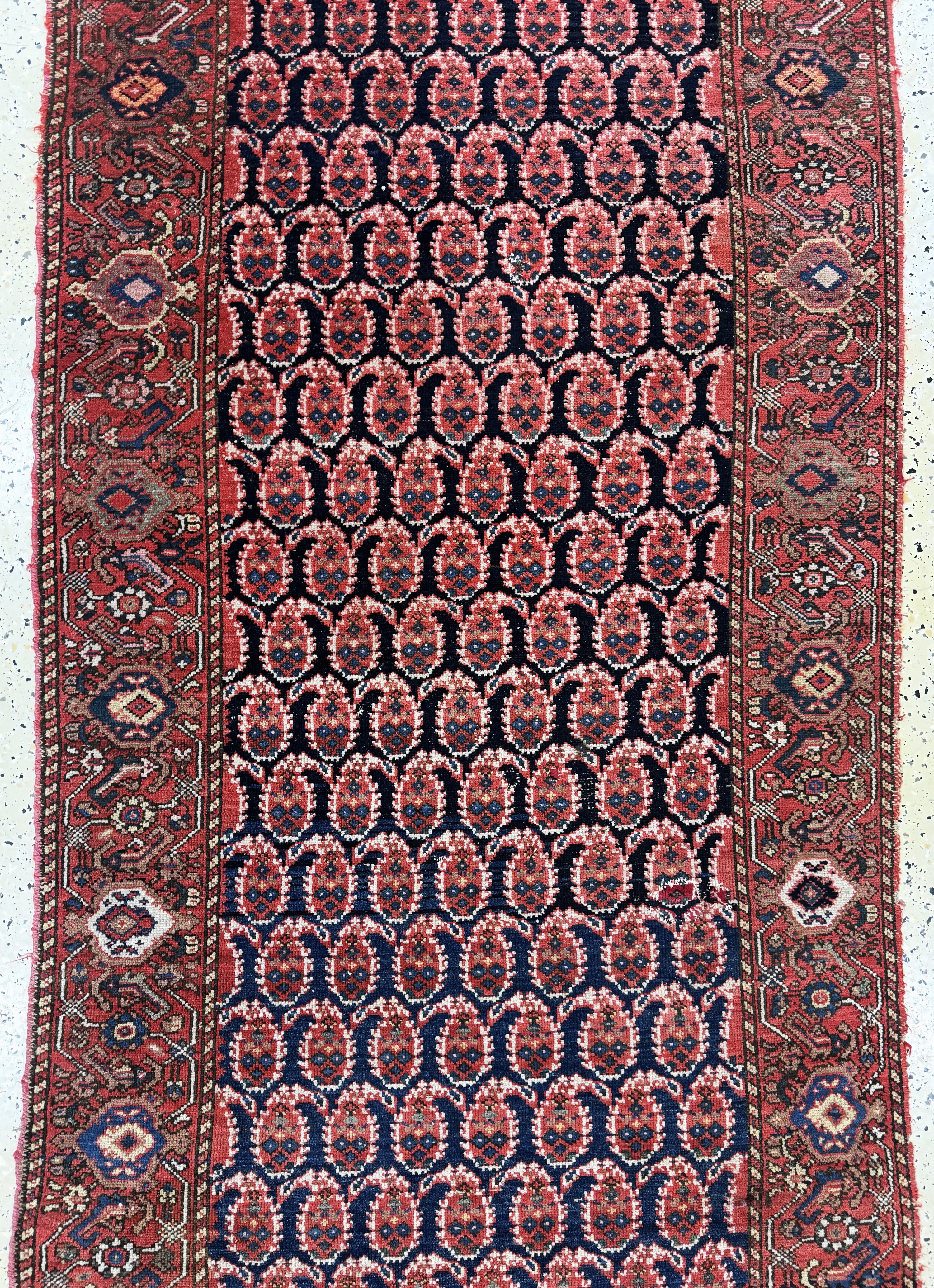 Detail b: Antiker Malayer, Persien, um 1900, Wolle auf Baumwolle, ca. 305 x 110 cm, EHZ: 3(restauriert).